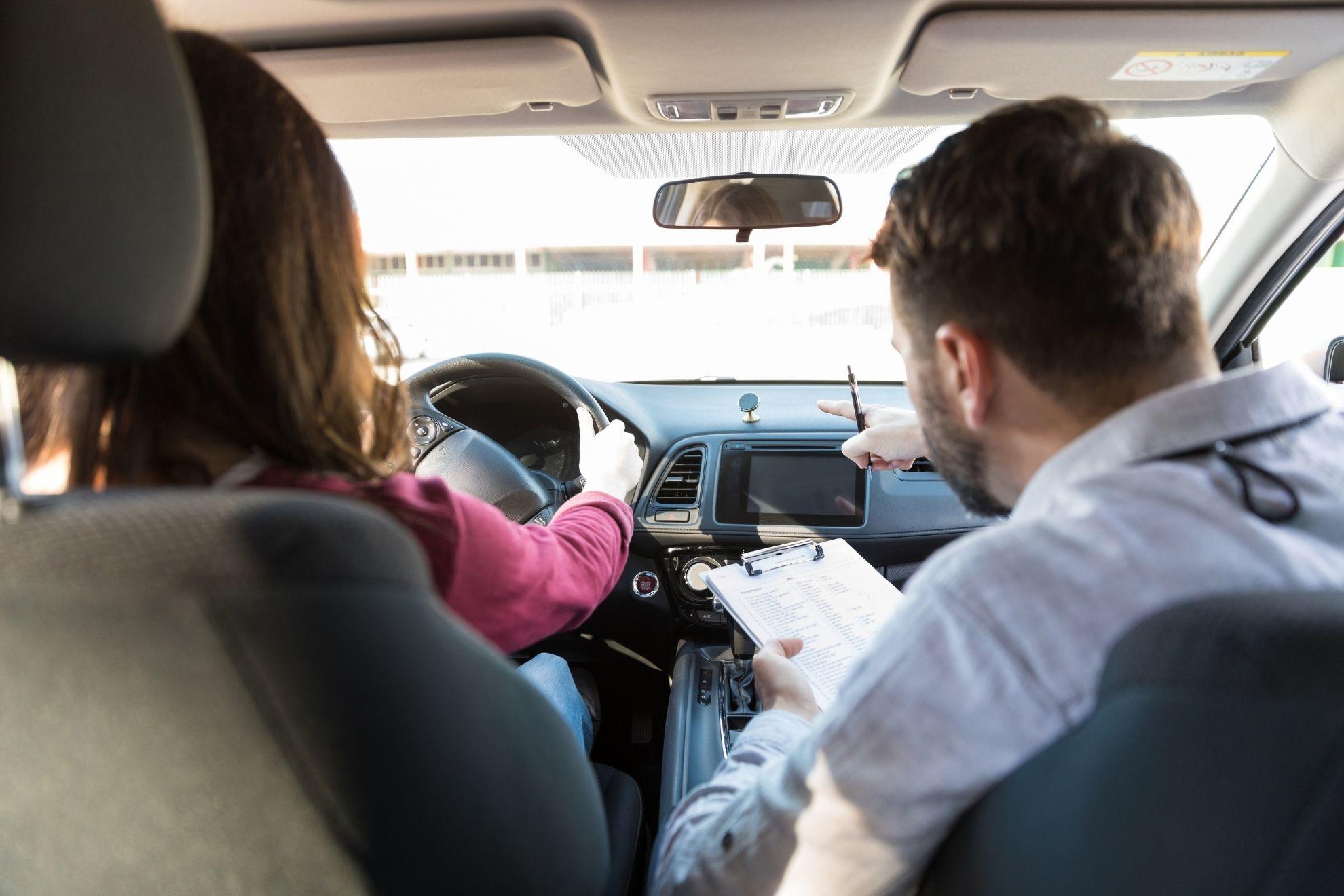 A quel âge peut-on devenir moniteur d'auto-école et sous quelles conditions ?