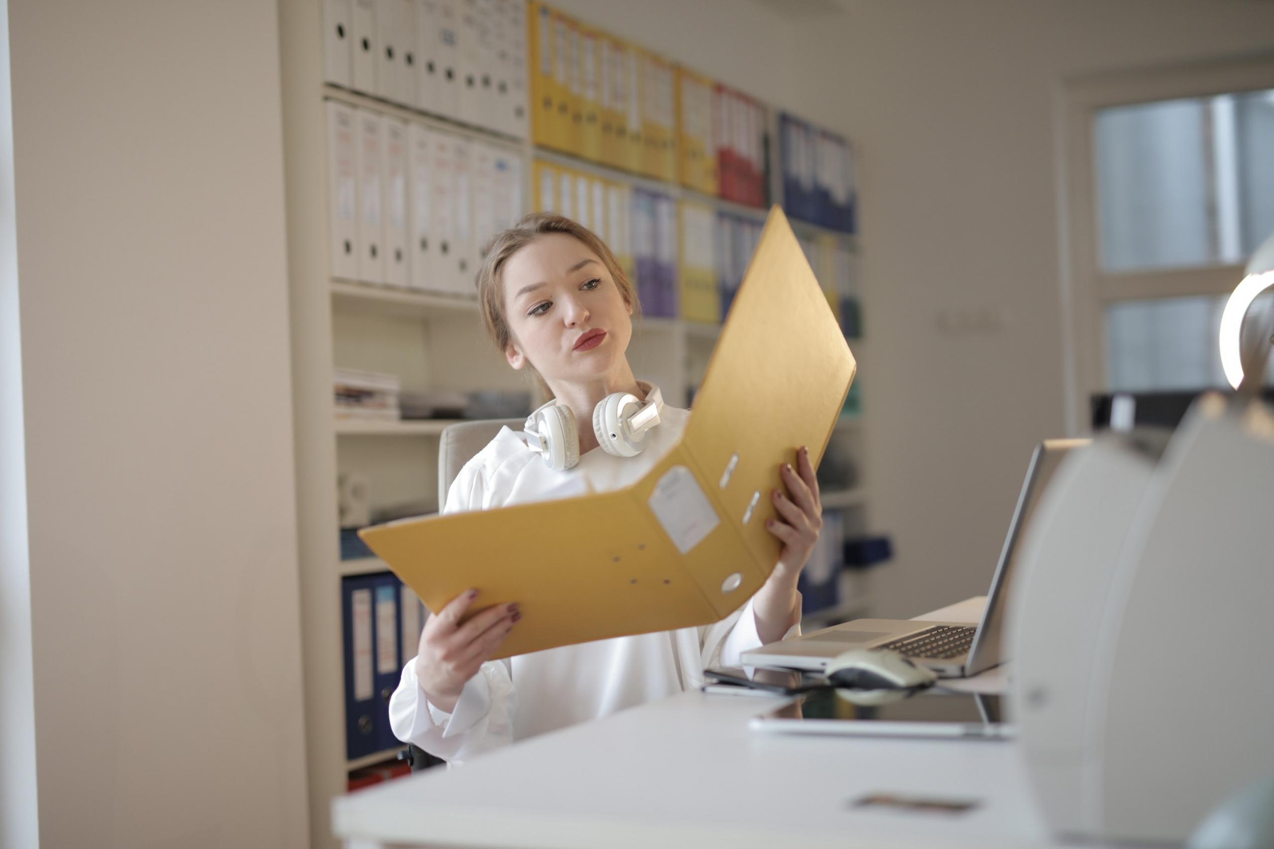 Un comptable travaille-t-il dans un bureau ?