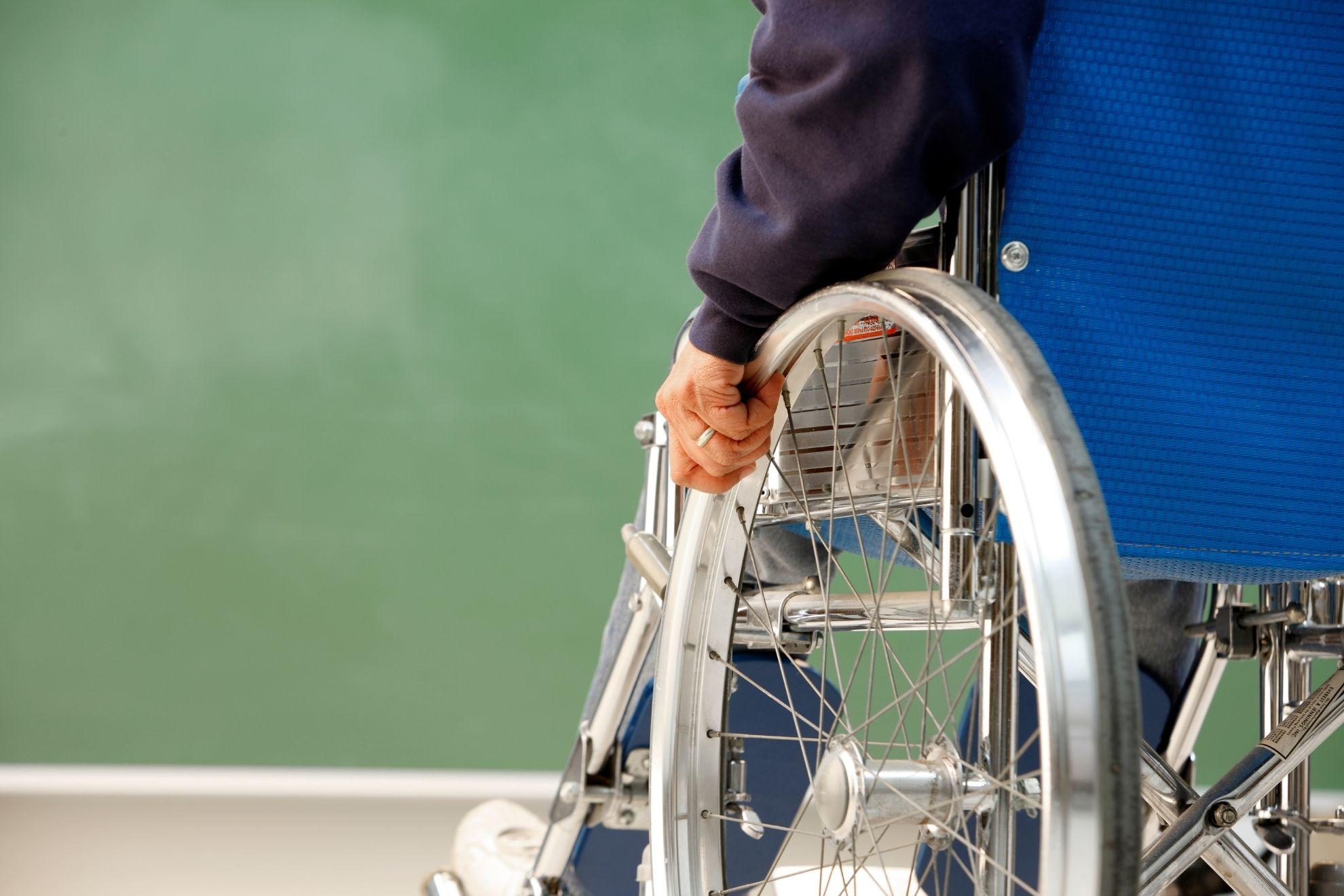 Combien coûte le permis de conduire en France pour une personne en fauteuil roulant ?