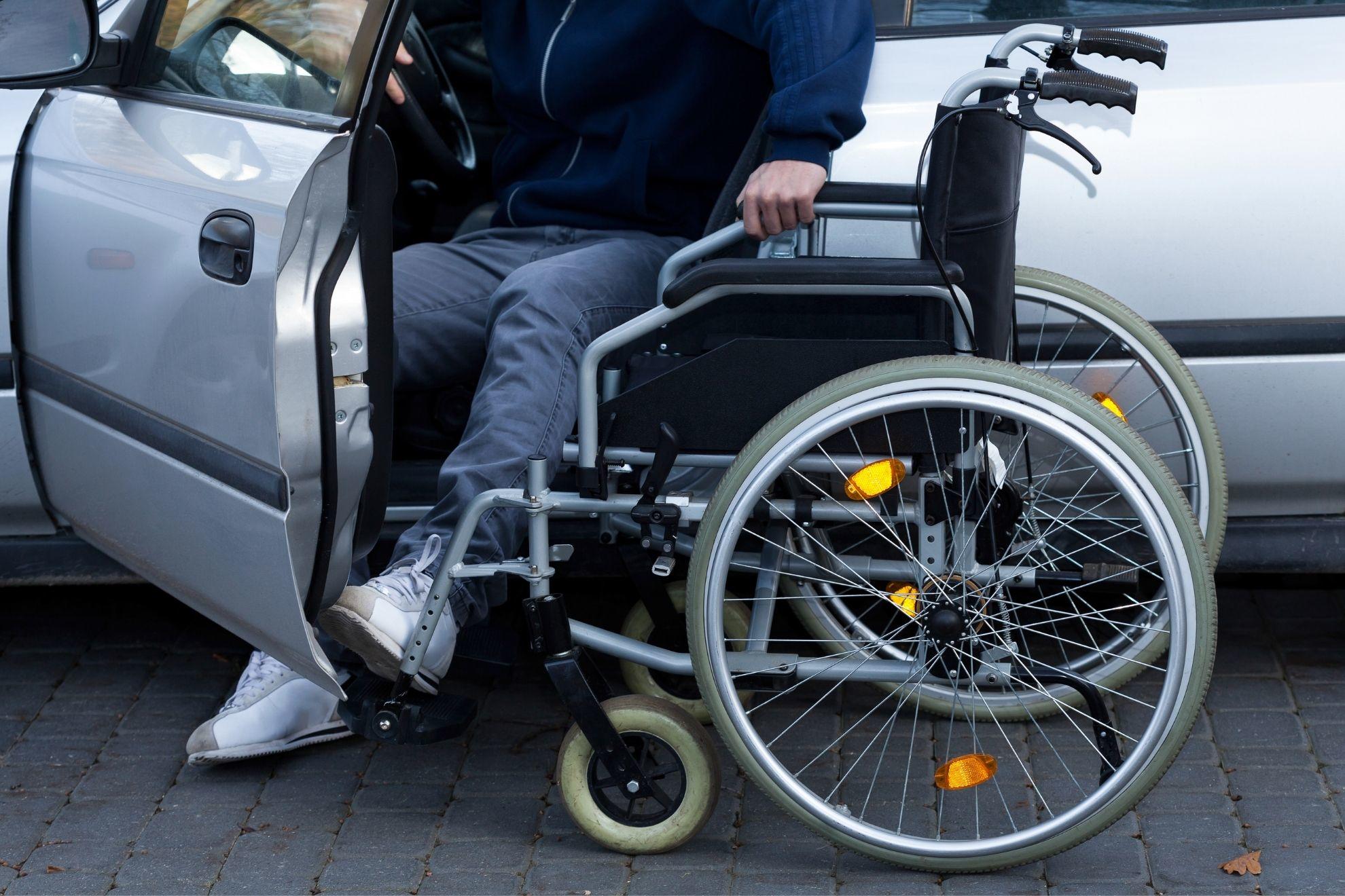 Comment apprendre à conduire lorsqu'on est handicapé moteur ?