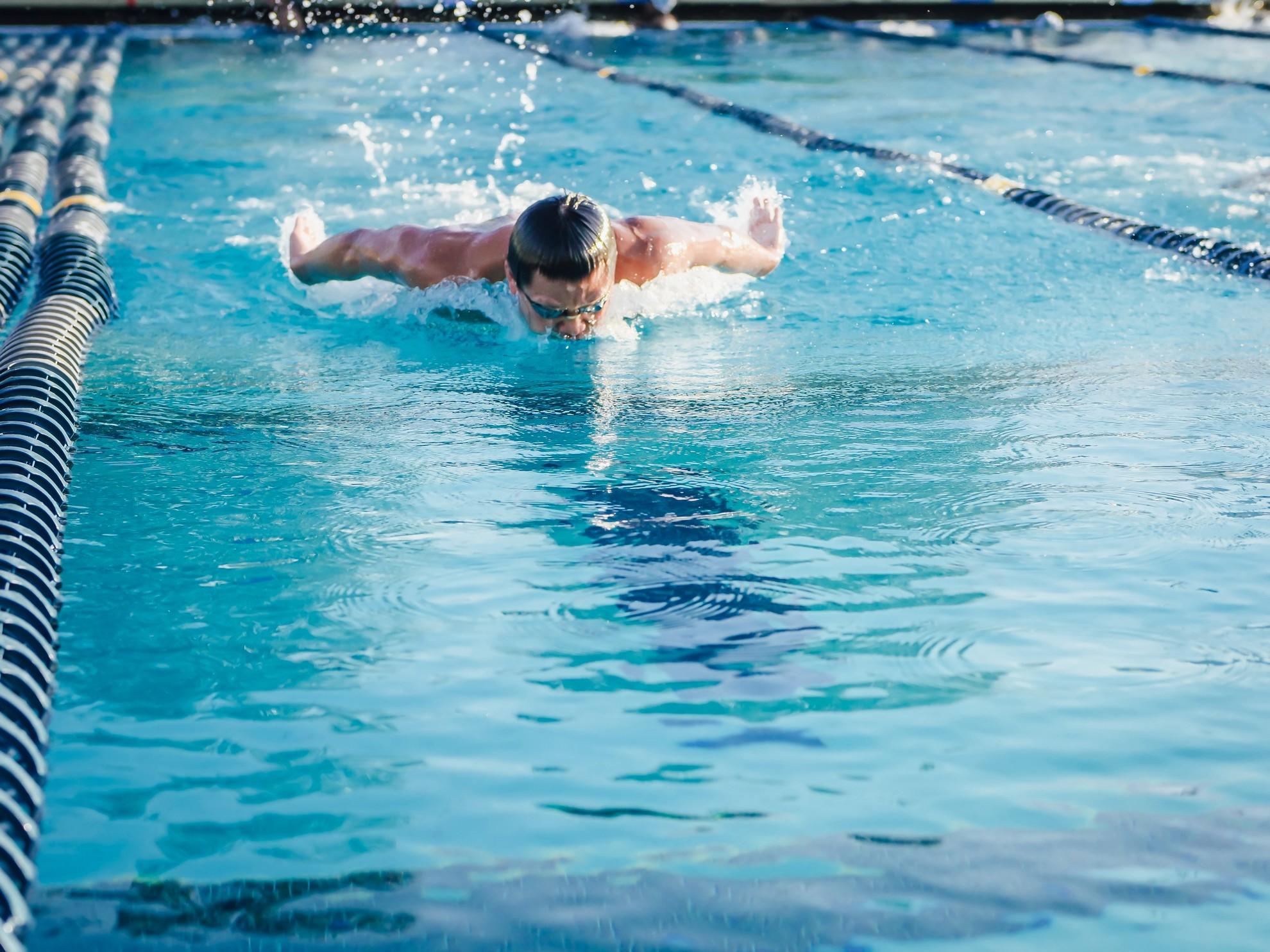 Quels sont les critères pour faire de la natation en compétition ?