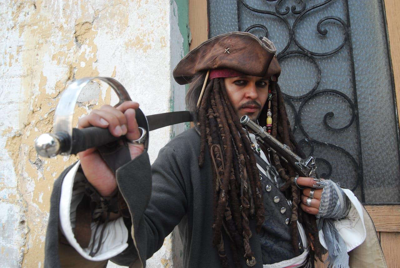 Un homme déguisé en Jack Sparrow