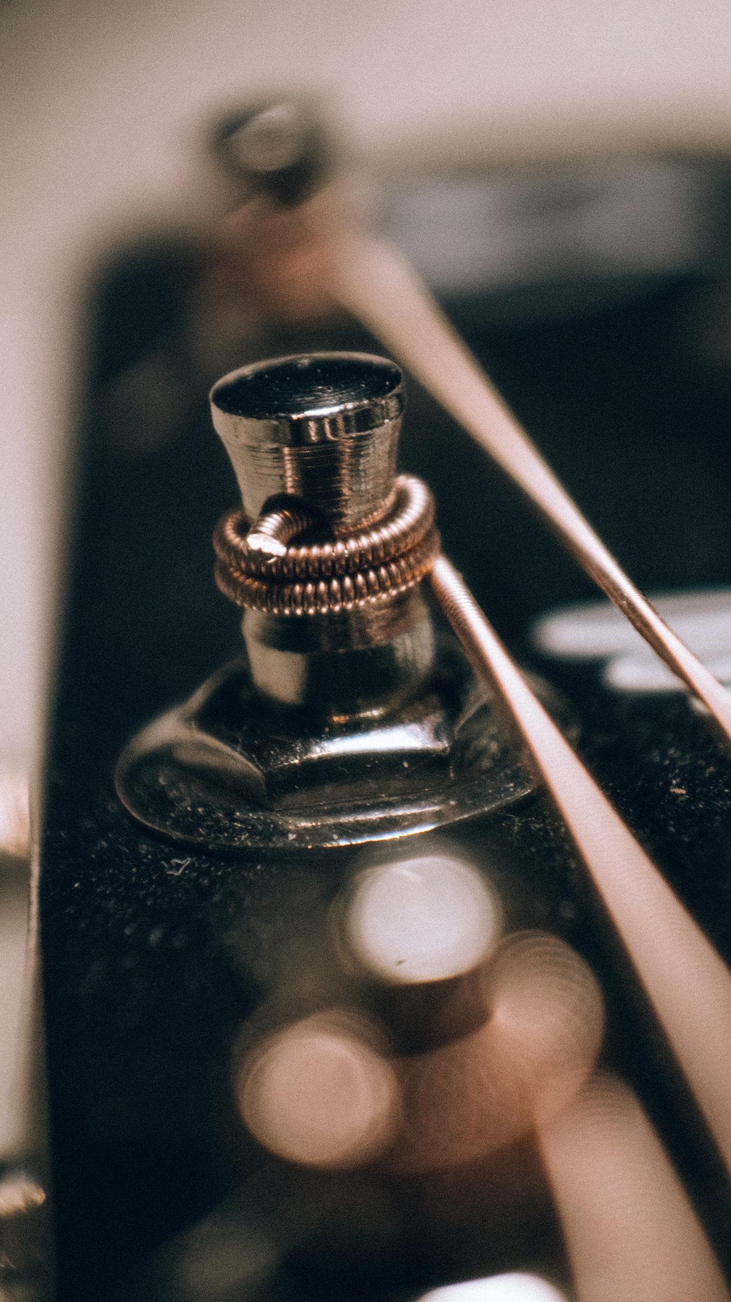 Une corde de guitare à accorder pour la première fois.