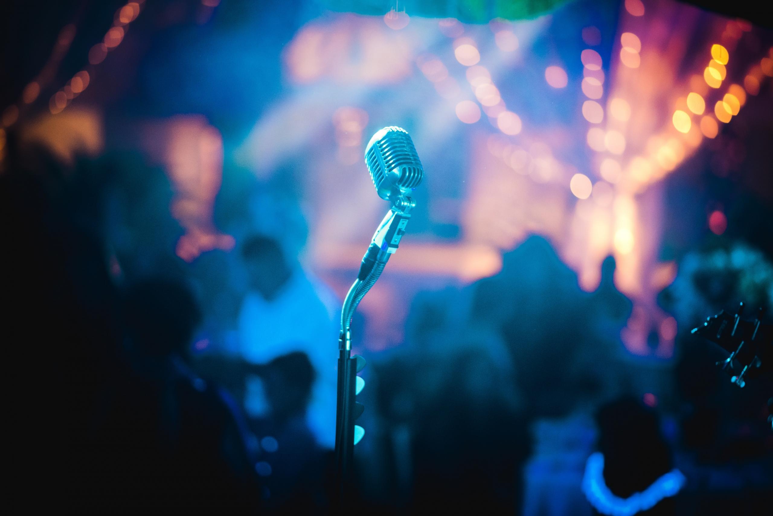 Un micro posé au milieu d'un concert de musique !