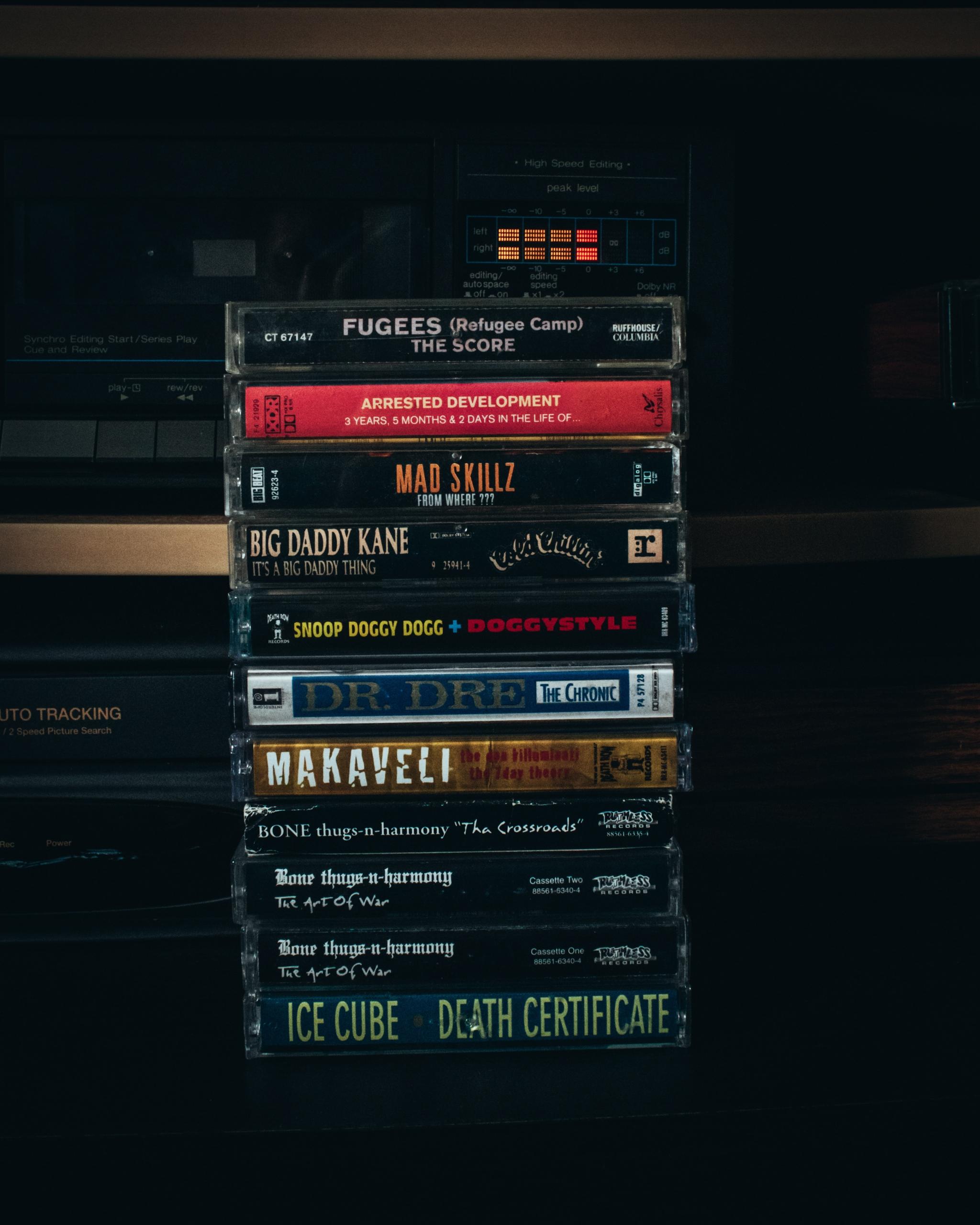 Une pile de grands noms du hip hop réunis sur des disques.