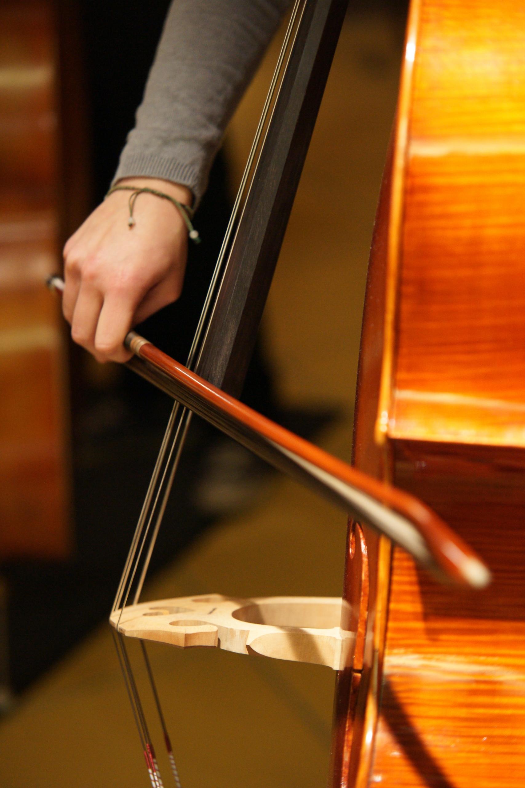 Un archet sur un violon, symbole du style classique en musique !