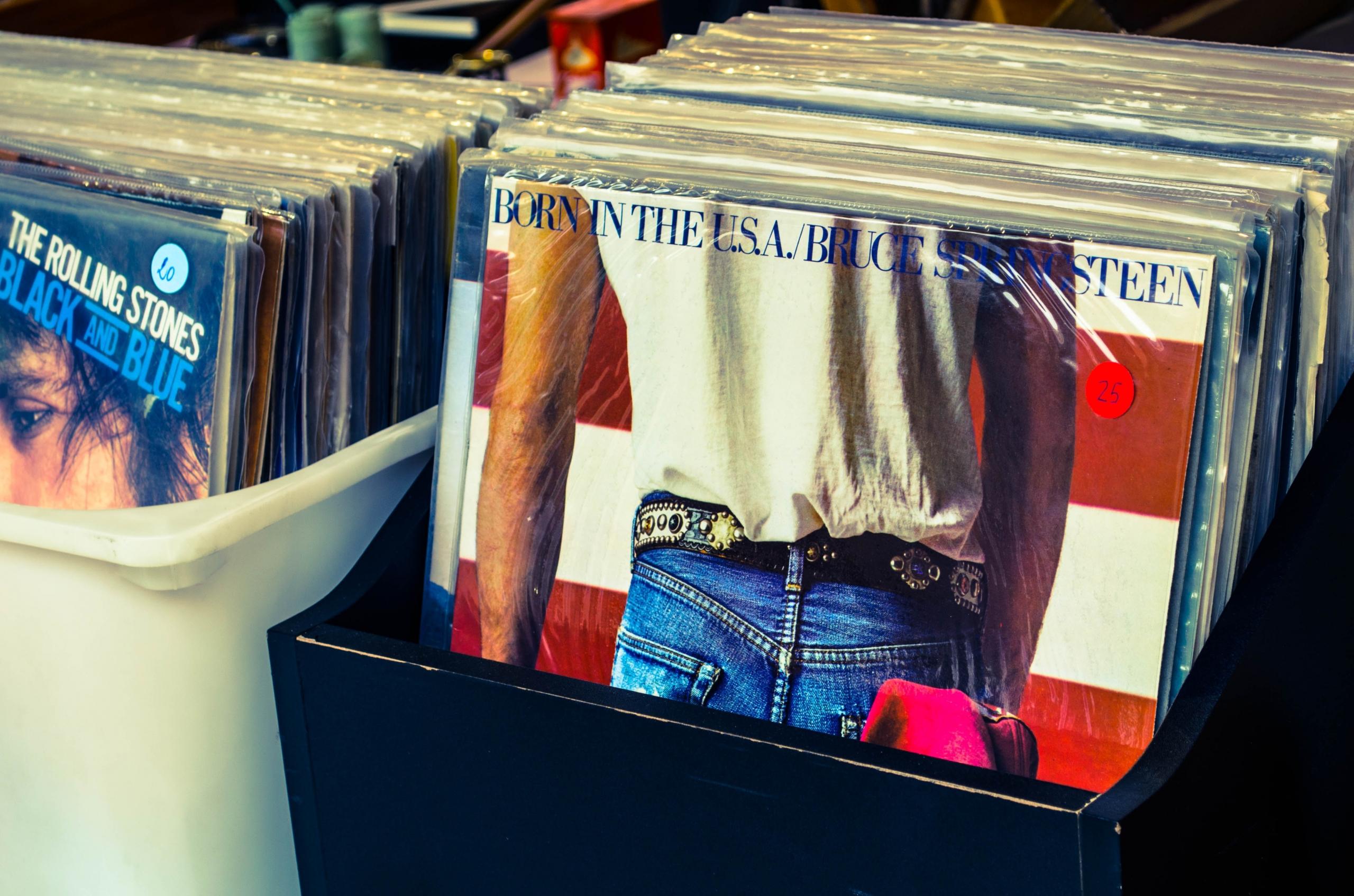 Un album de Bruce Springsteen chez un disquaire.