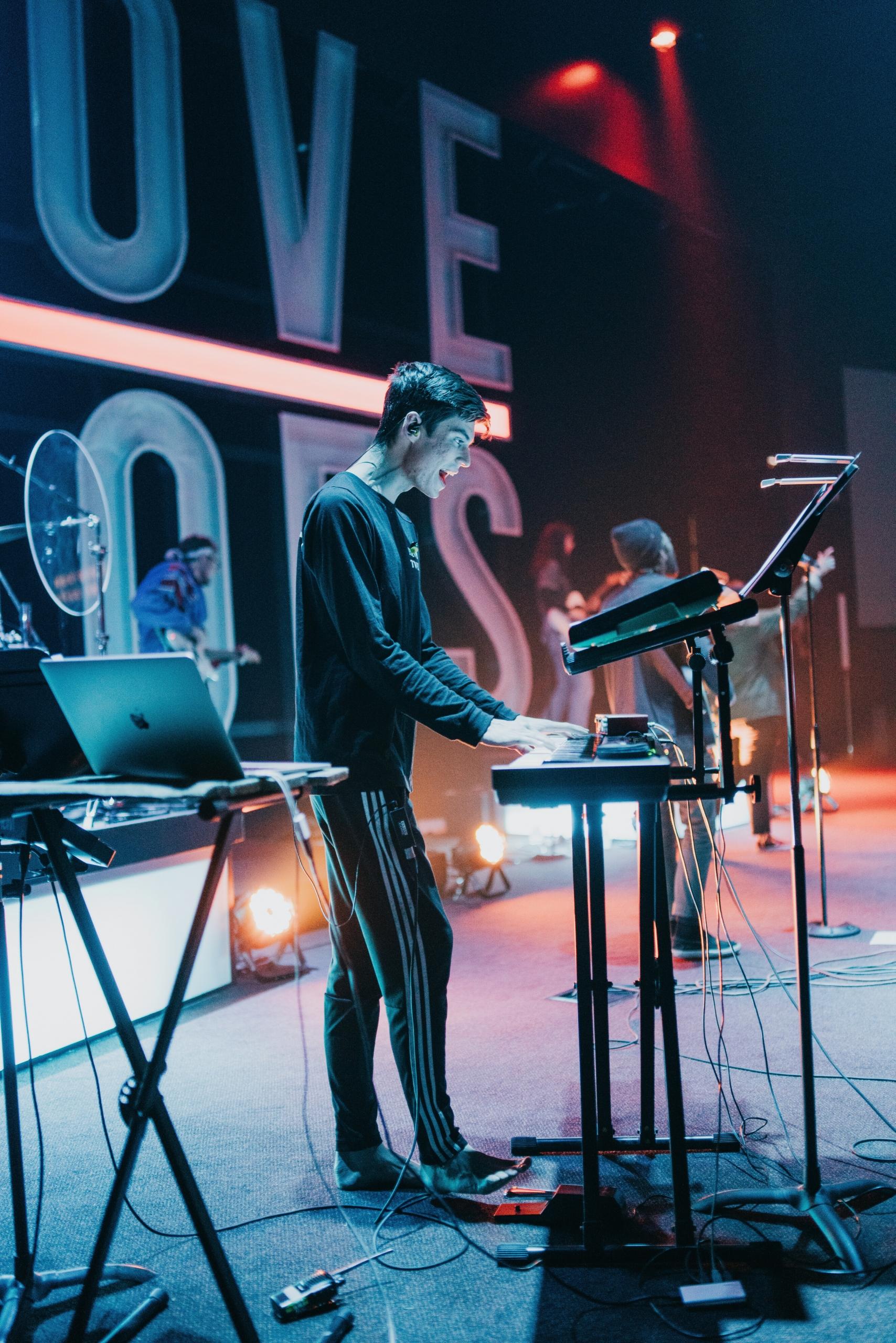 Un DJ fait un set de musique en plein concert.