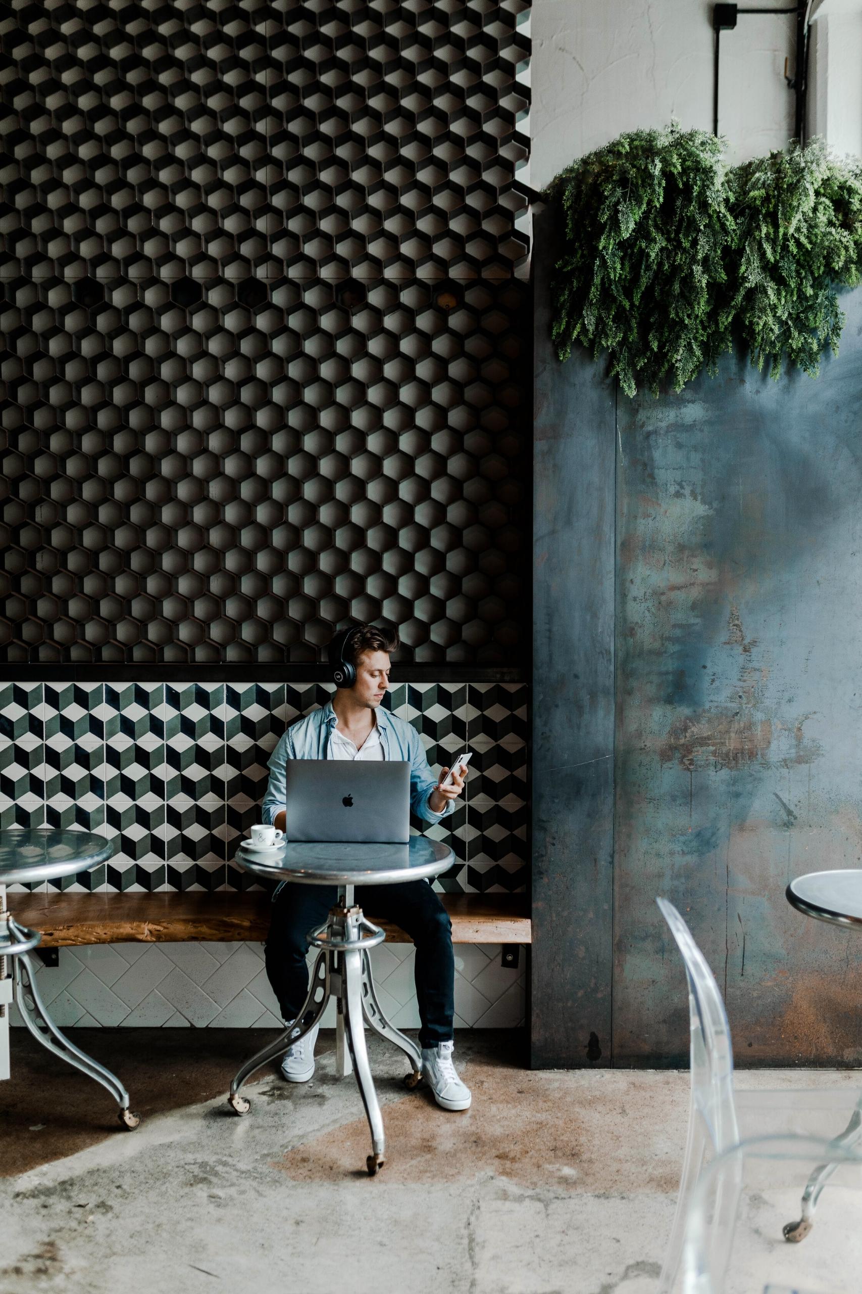 Un étudiant révise son bac sur YouTube dans un café.