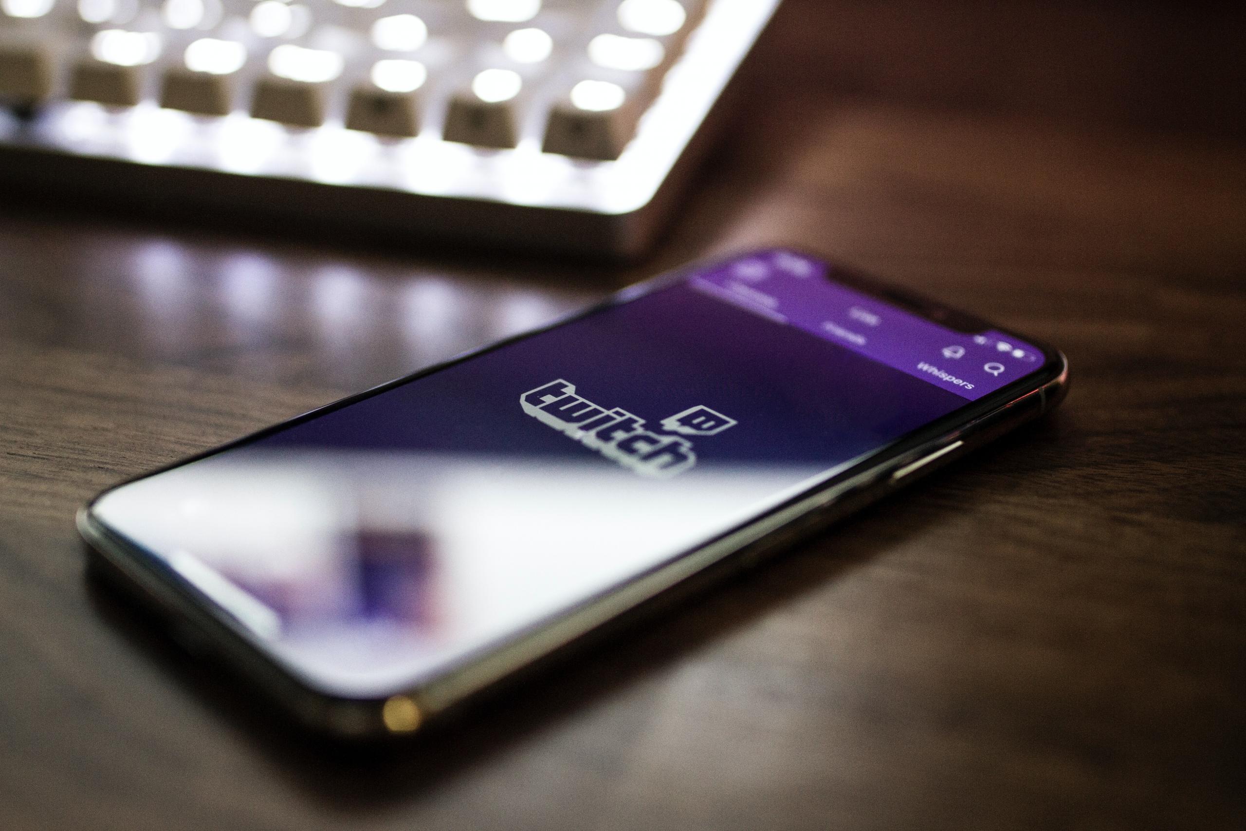 Un téléphone allumé sur Twitch.