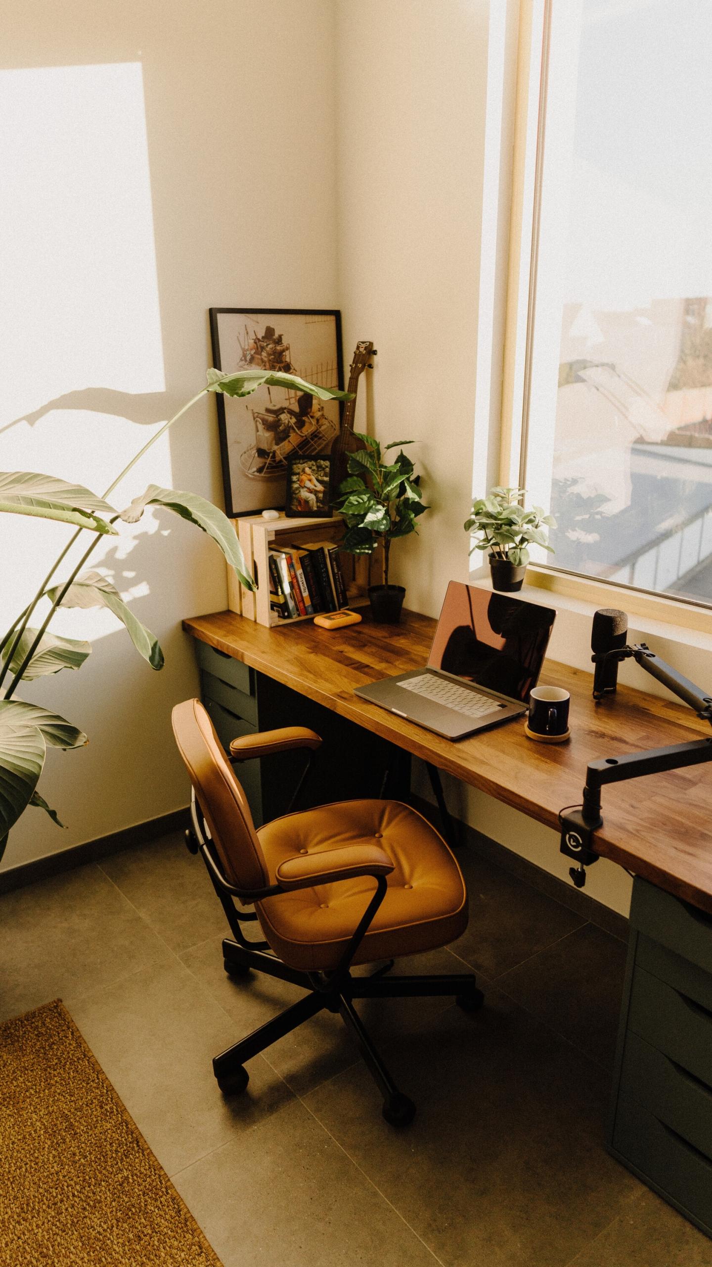 Un bureau vide avec un ordinateur ouvert, prêt pour réviser le bac !