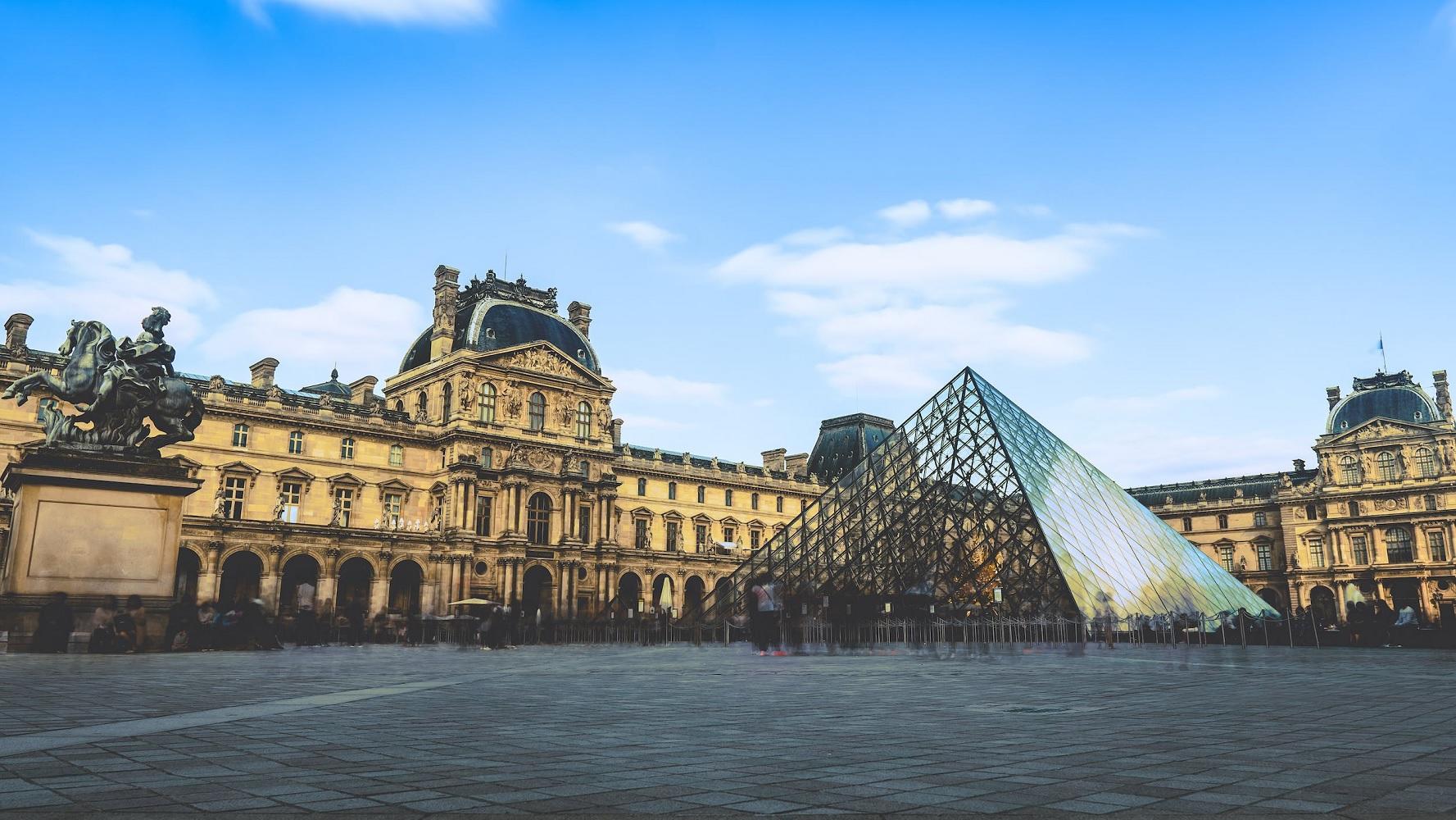 Vue sur la pyramide du Louvre.