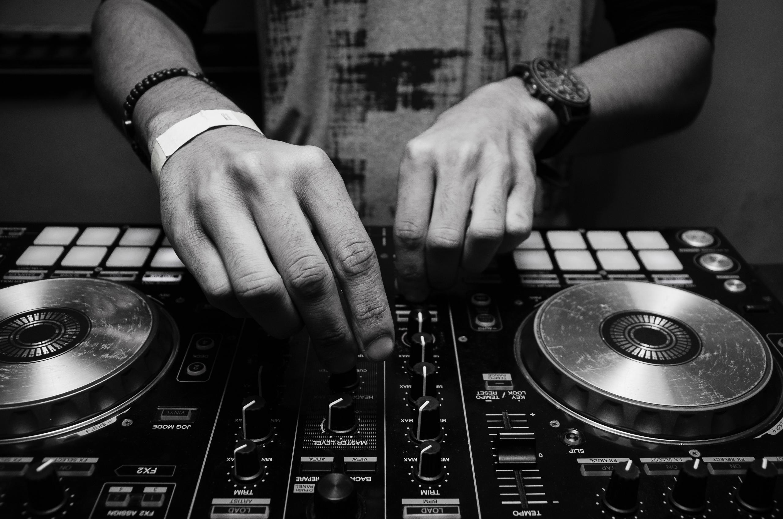 Comment appelle-t-on la musique assistée par ordinateur en France ?