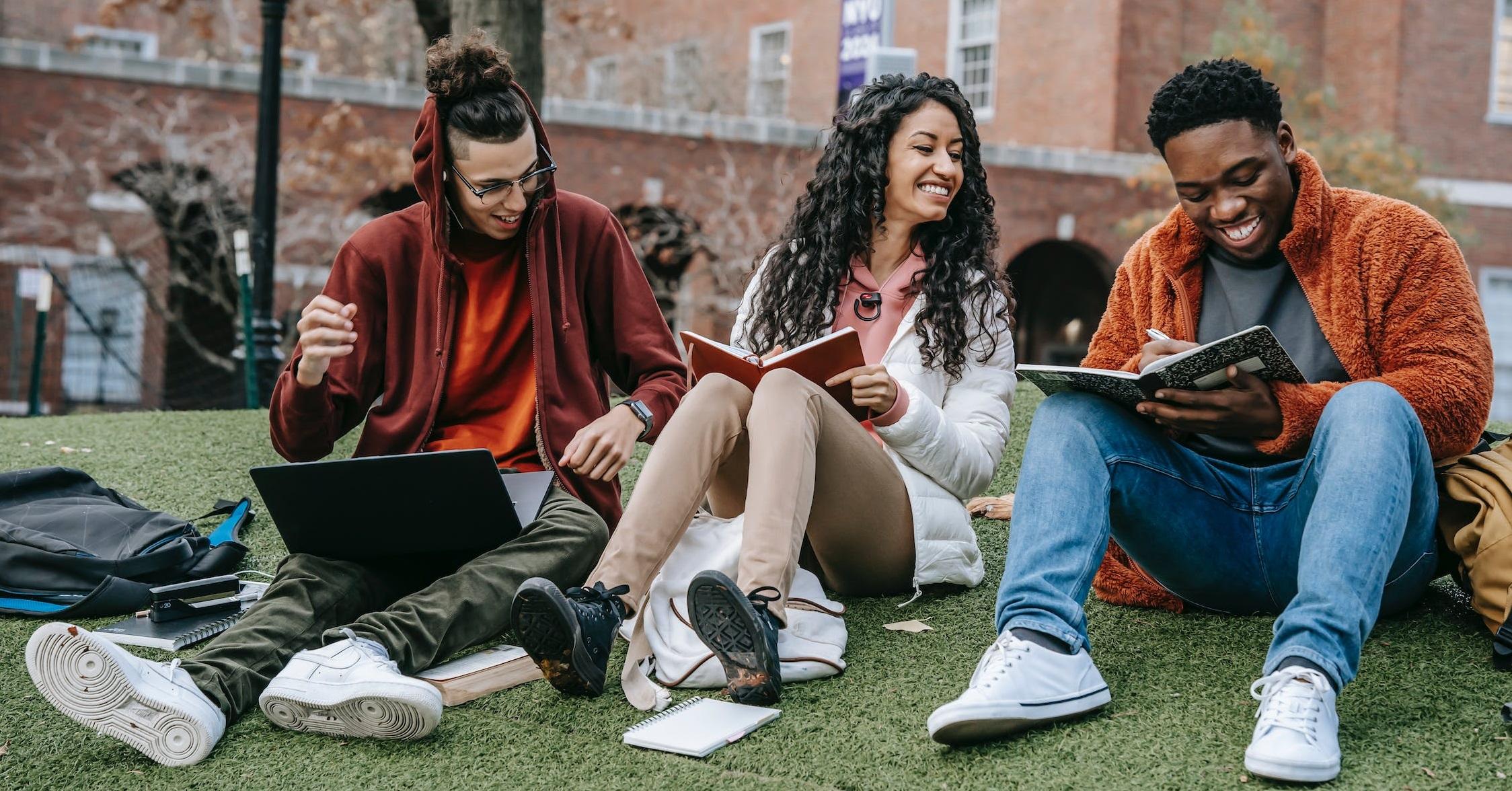 Des jeunes écrives à la main et à l'ordinateur.