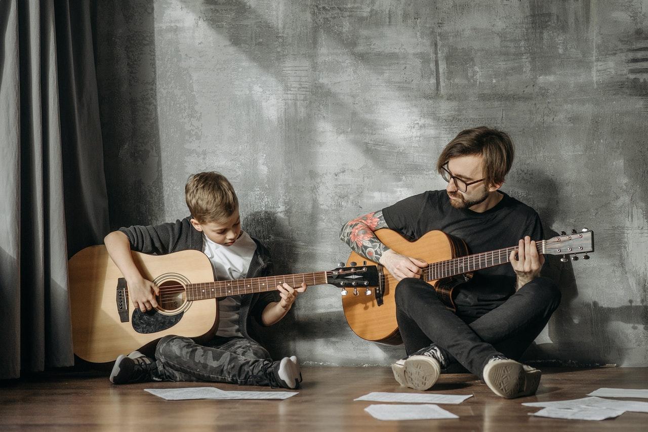 Quelles guitares sont adaptées aux tout-petits ?