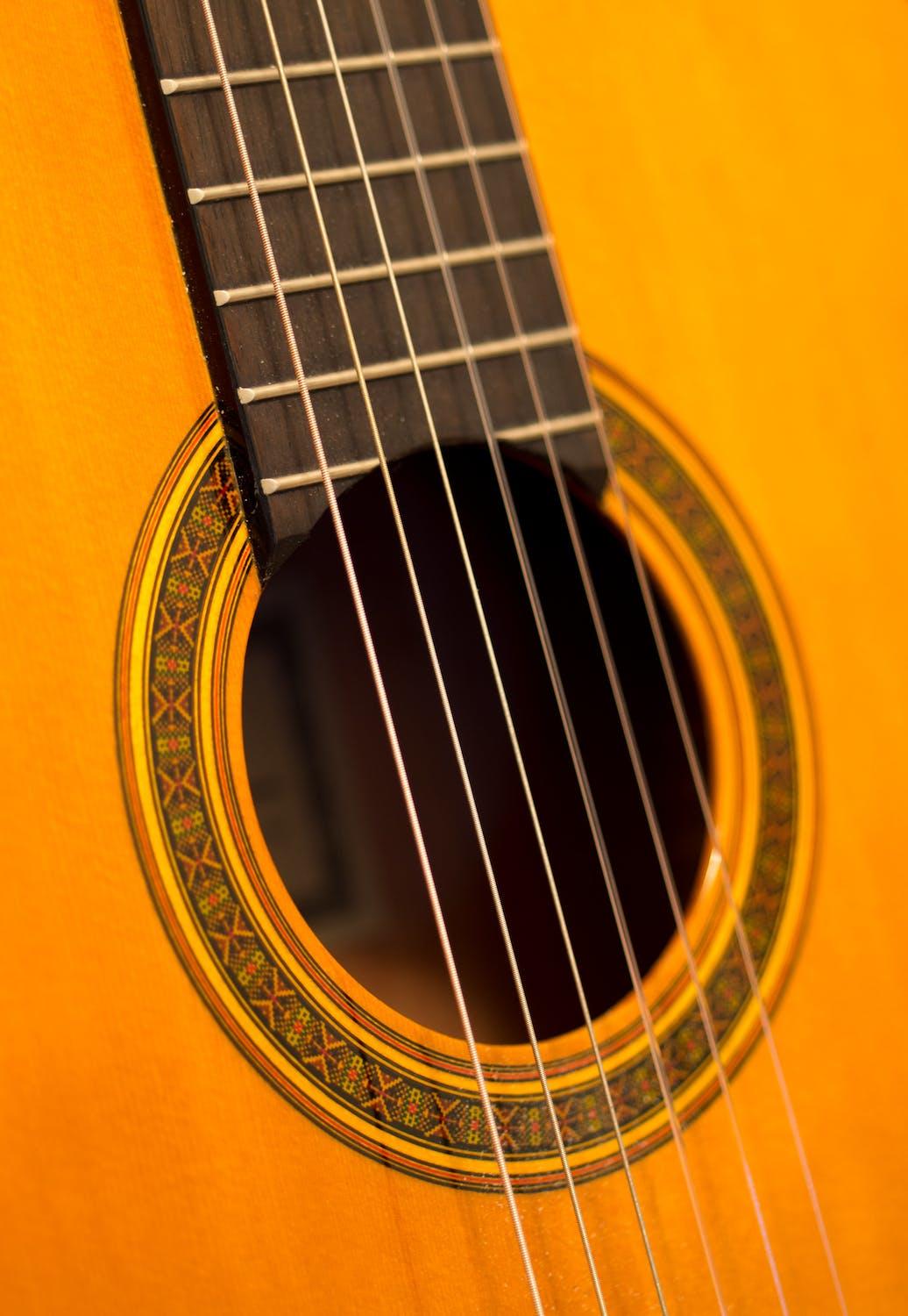 Vue rapprochée sur une guitare classique.