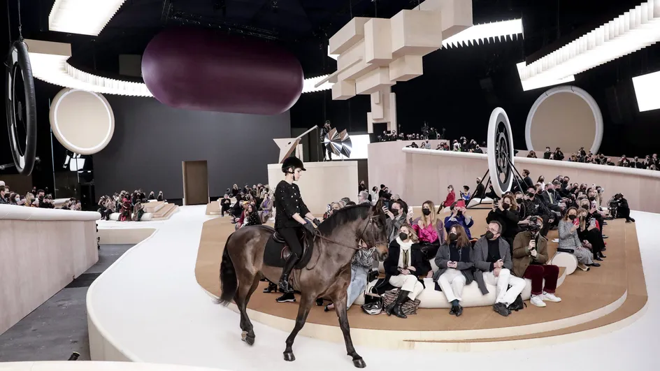 Comment connaître les plus beaux défilés de la Fashion Week parisienne ?