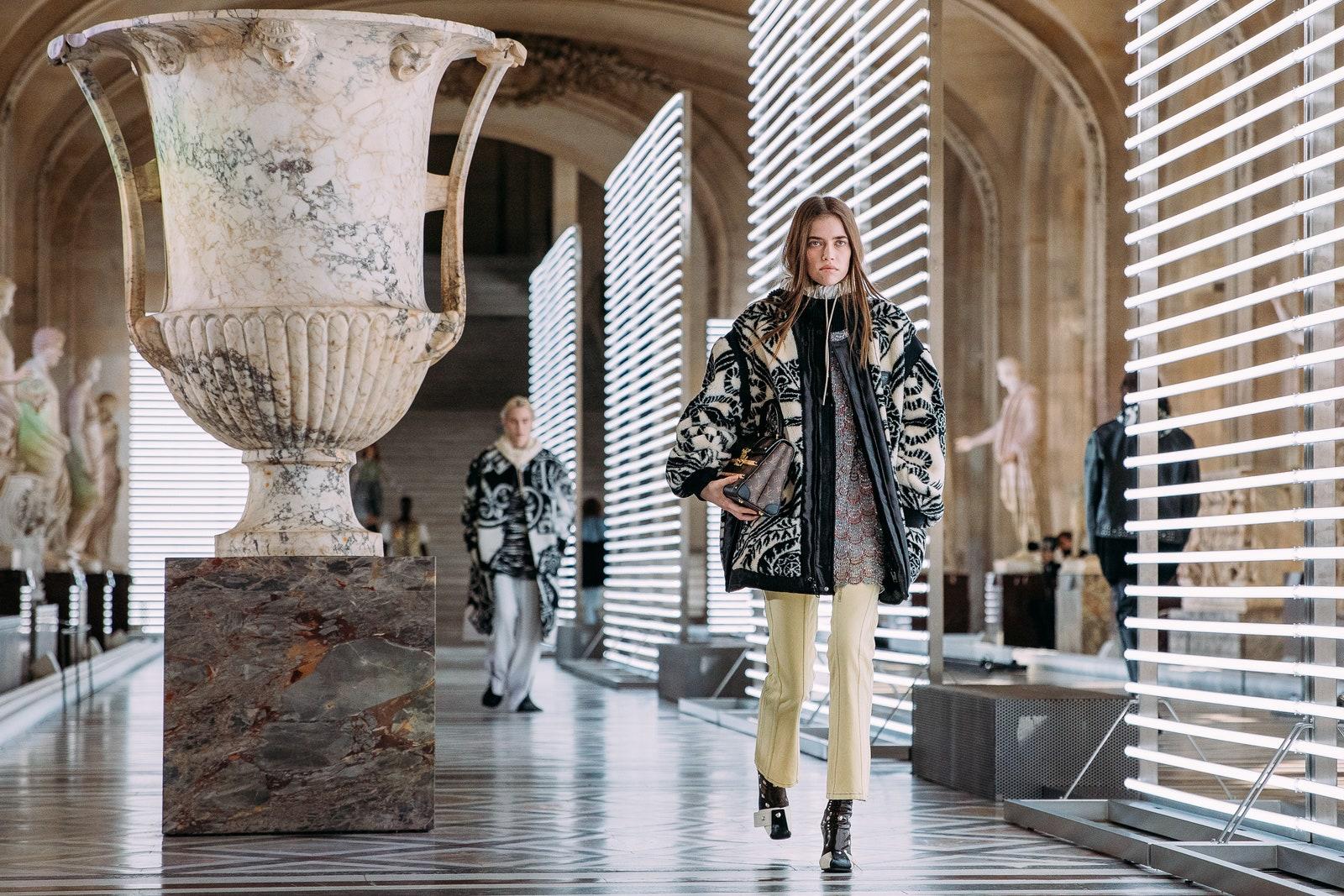 Défilé automne-hiver 21 Louis Vuitton au Louvre