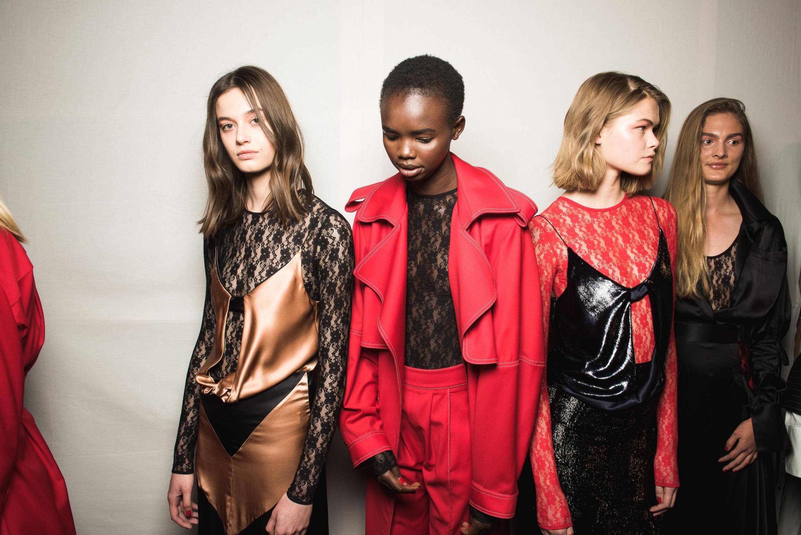 Quels sont les plus grands couturiers que l'on retrouve traditionnellement chaque année à la Fashion Week ?