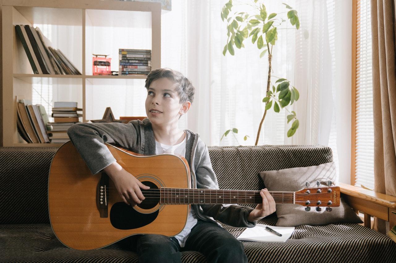Quelle guitare folk choisir pour mon enfant de 10 ans ?
