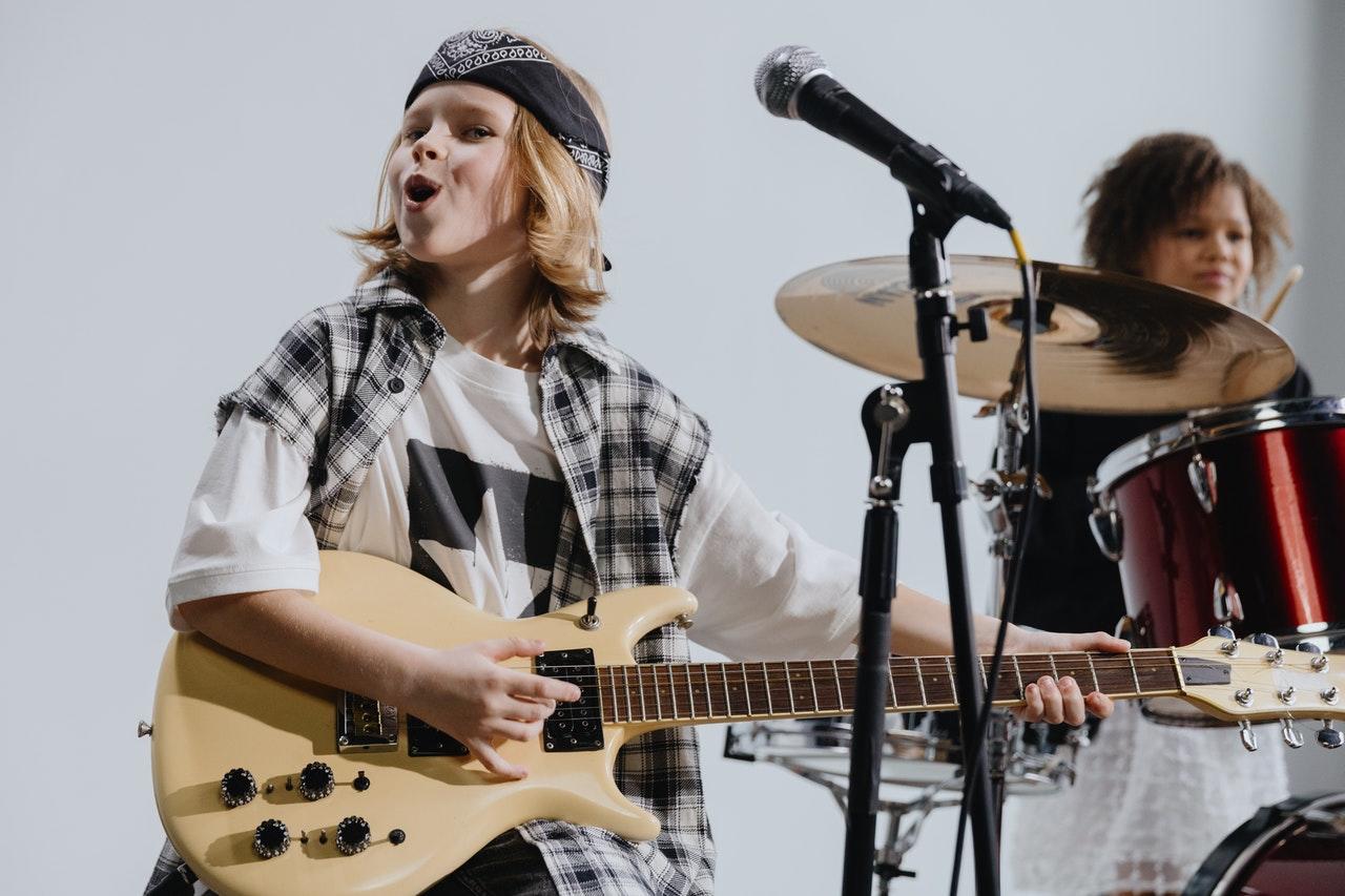 Quelle guitare électrique choisir pour votre enfant de 11 ans ?