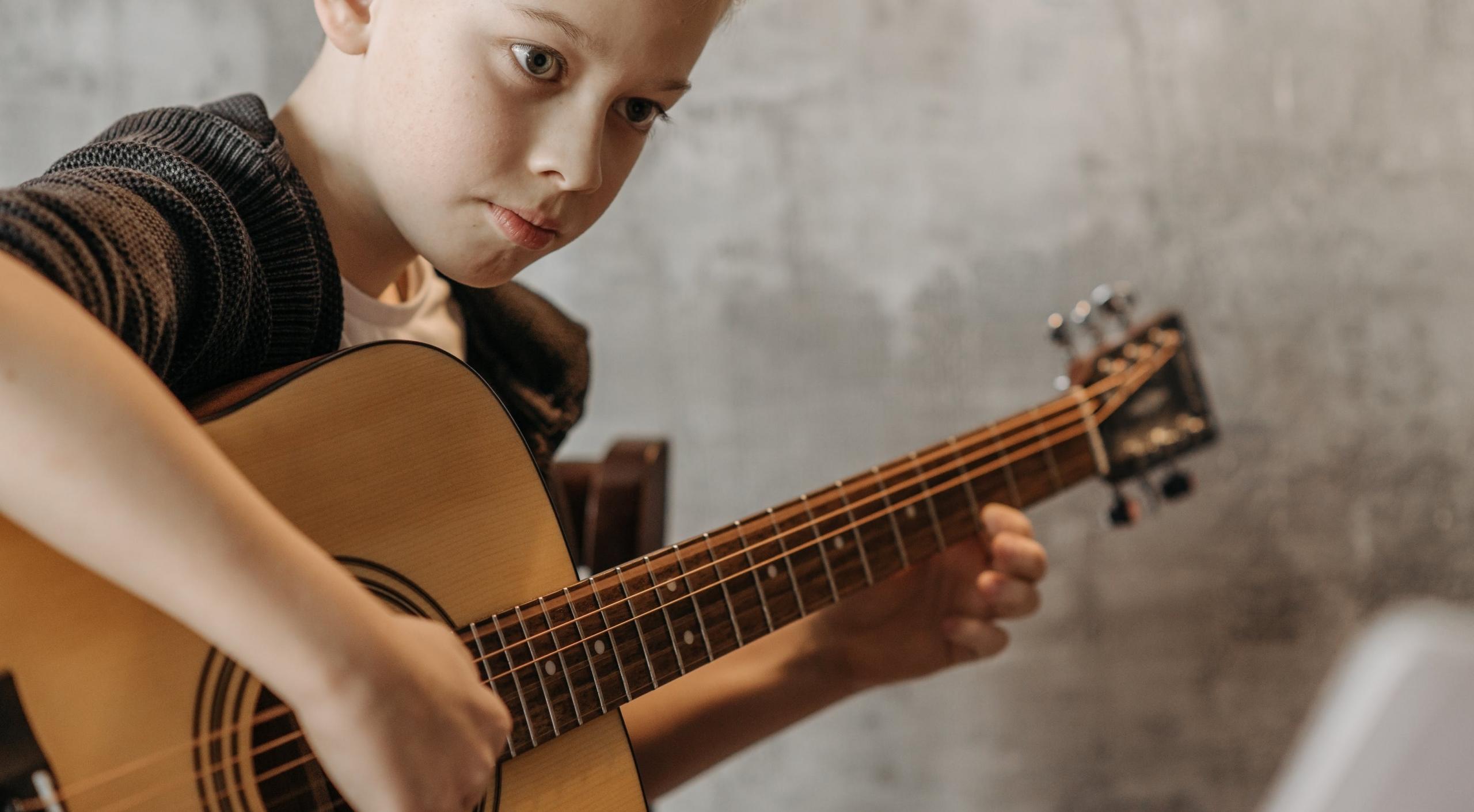 Quelle guitare choisir pour un enfant débutant ?