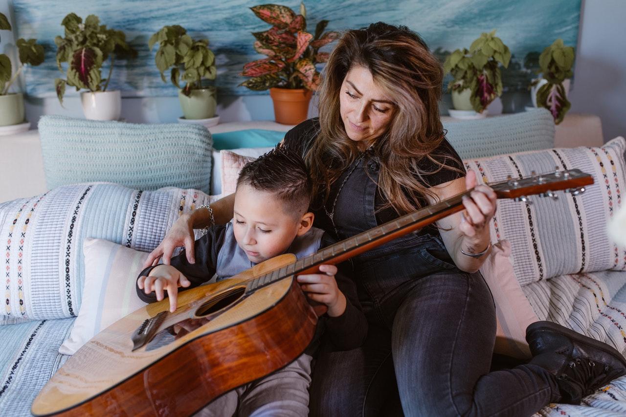 Quelle guitare choisir pour votre enfant de 8 ans ?