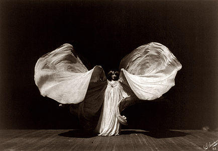 Loïe Fuller, danseuse américaine, pionnière de la danse moderne (crédit : Frédéric Glaiser)