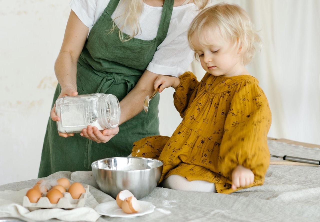 A partir de quel âge peut-on cuisiner avec un enfant ? 