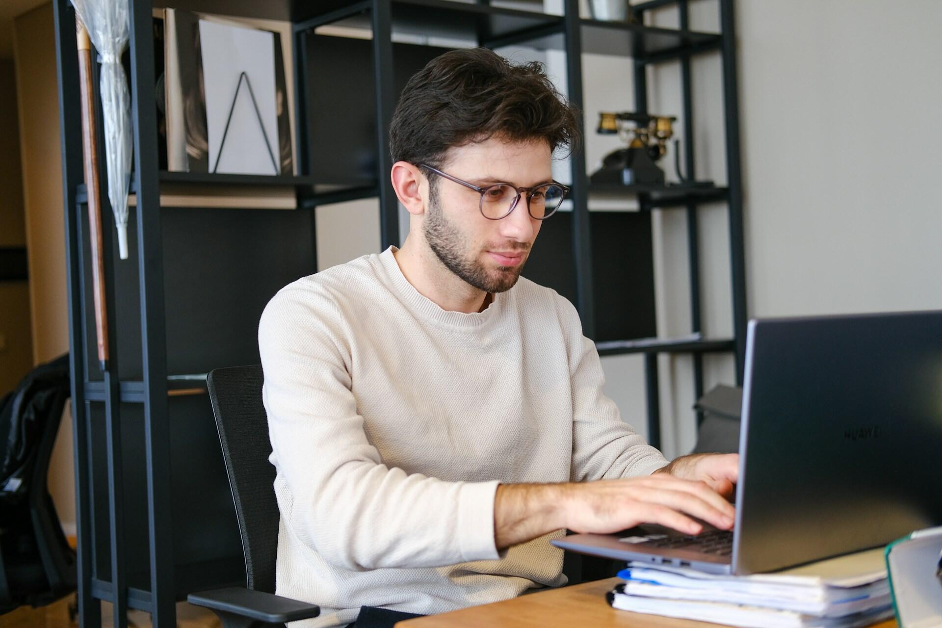 Un homme qui écrit sur son ordinateur