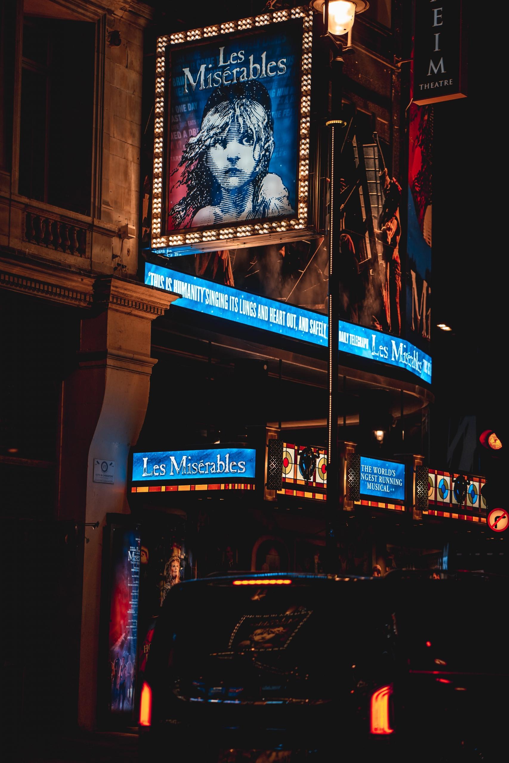 Une affiche du films Les Misérables dans la rue
