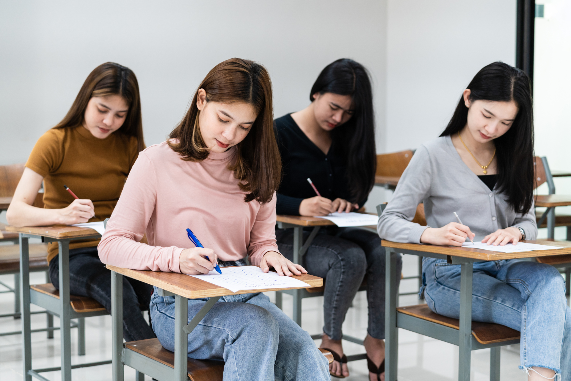 des élèves écrivant au bureau