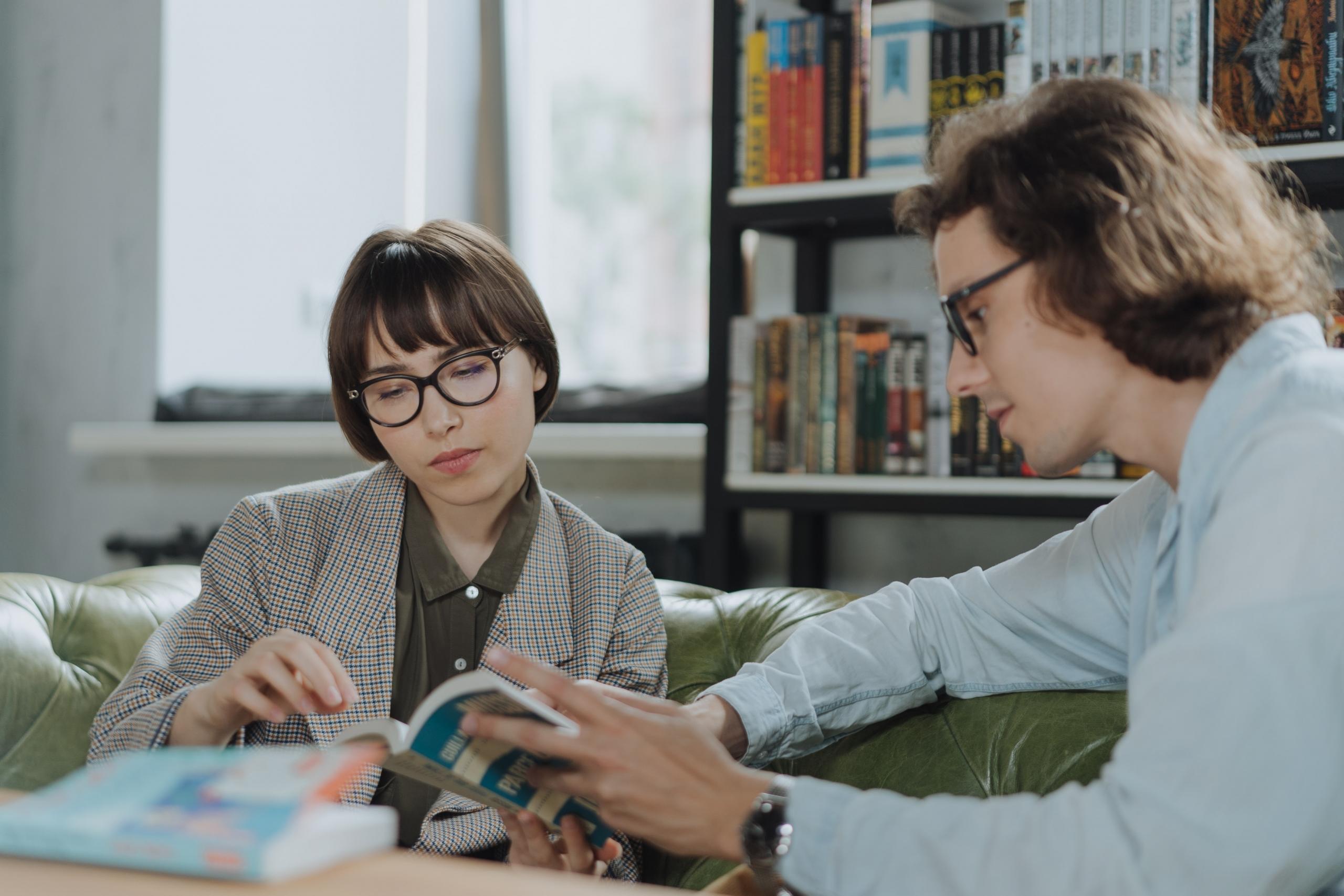 Une homme et une femme lisant un livre