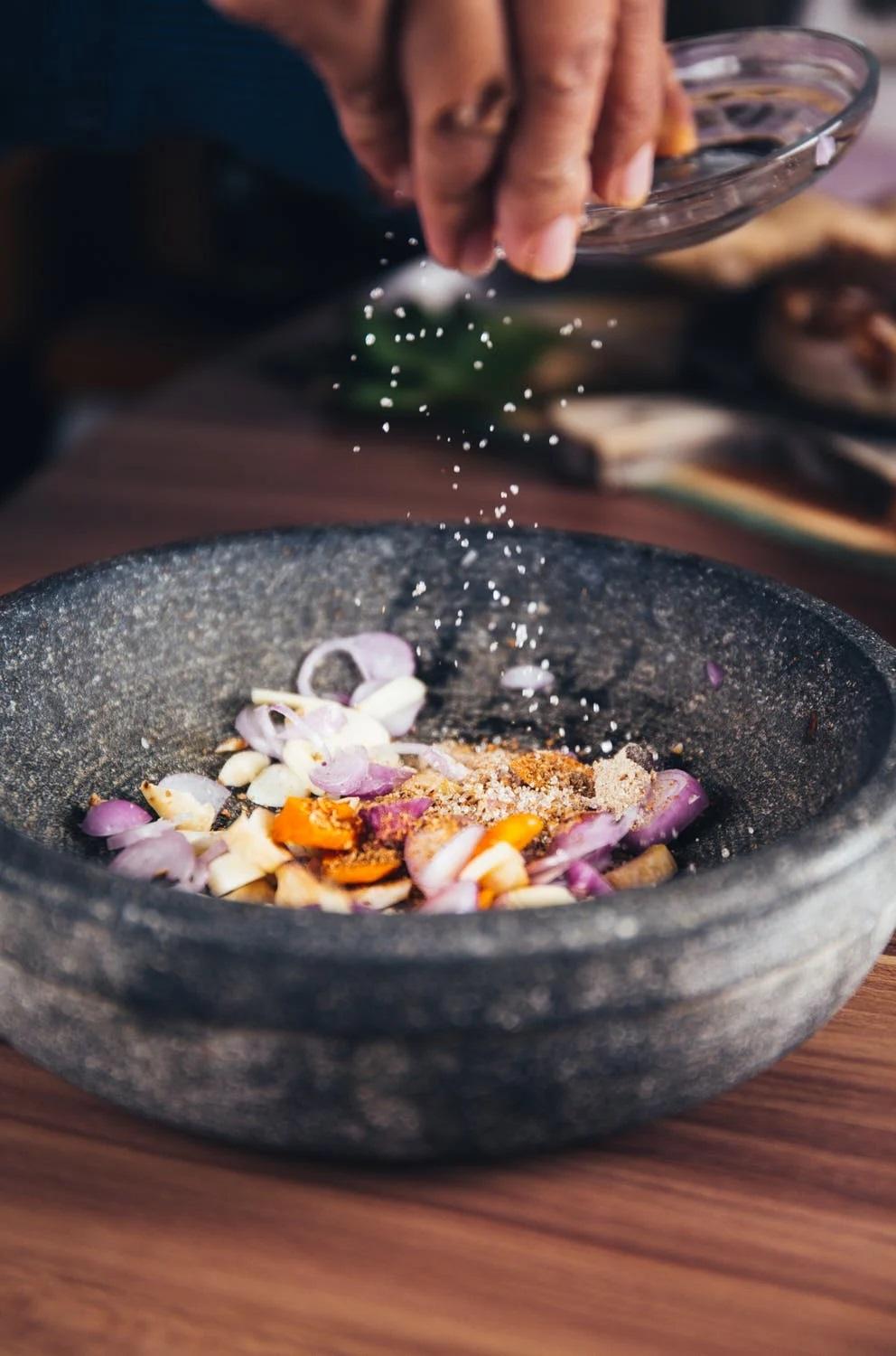Un apprenti cuisine un plat.