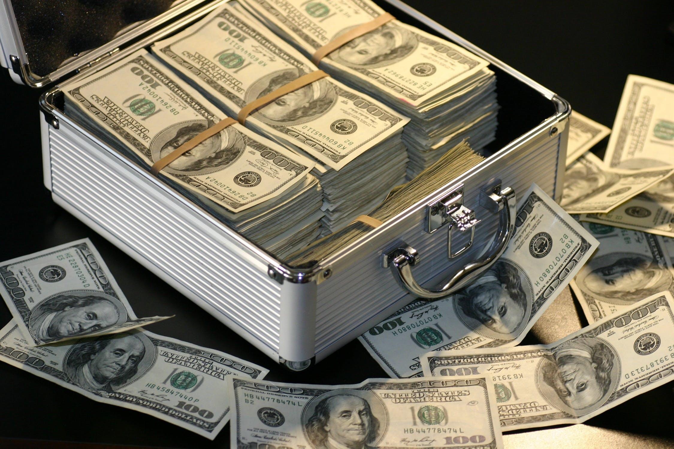 Des billets de dollars sont présentés dans une mallette. 