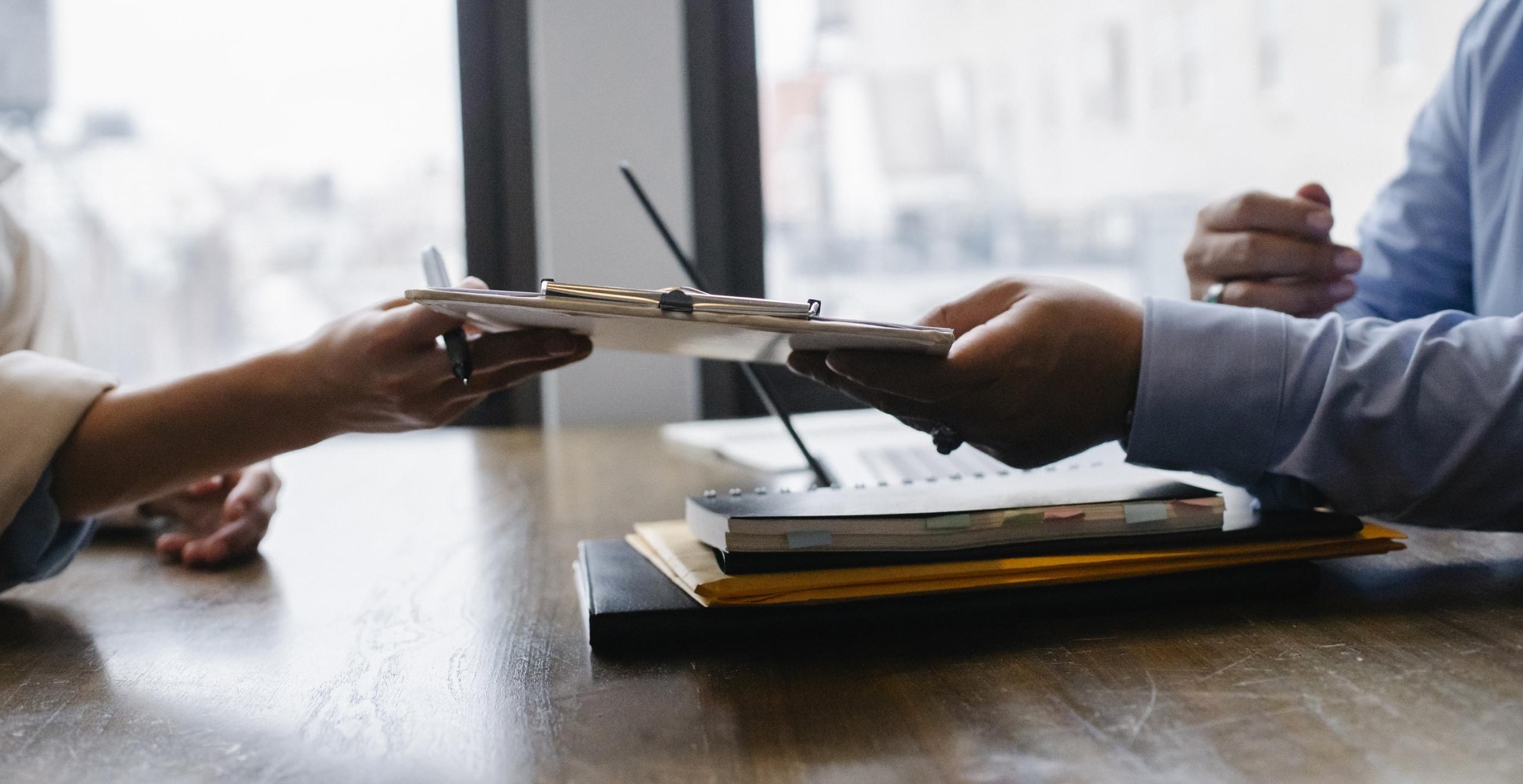 Un contrat d'apprentissage est signé entre deux personnes.