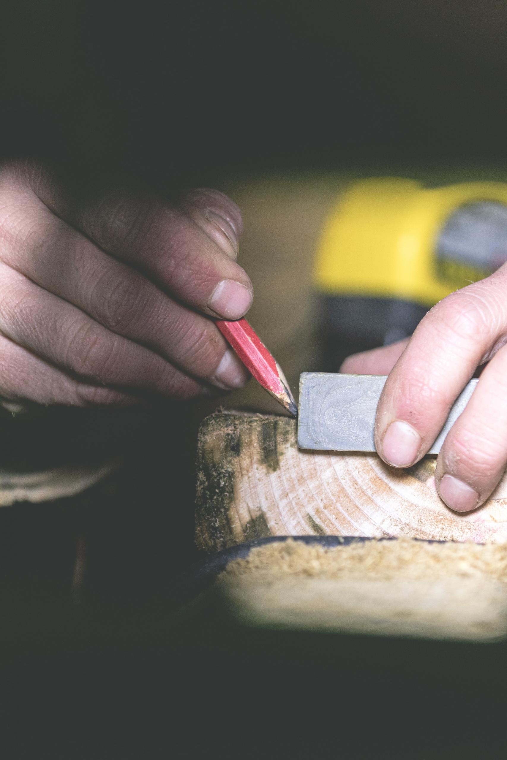 Des mains travaillant le bois
