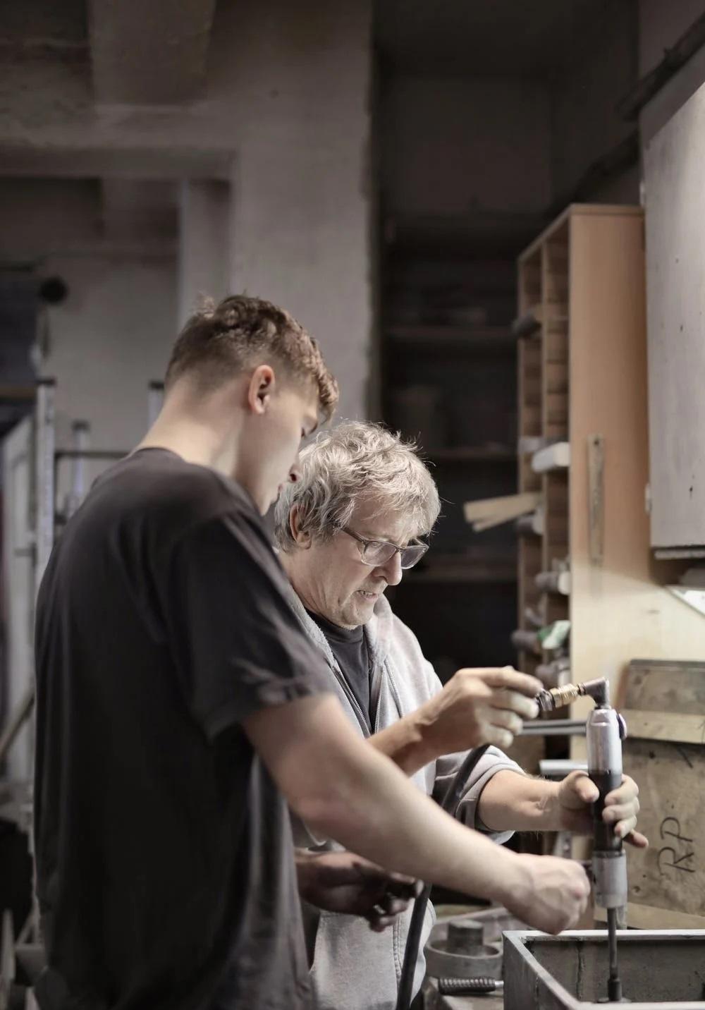 Un apprenti apprend auprès de son maître d'apprentissage.