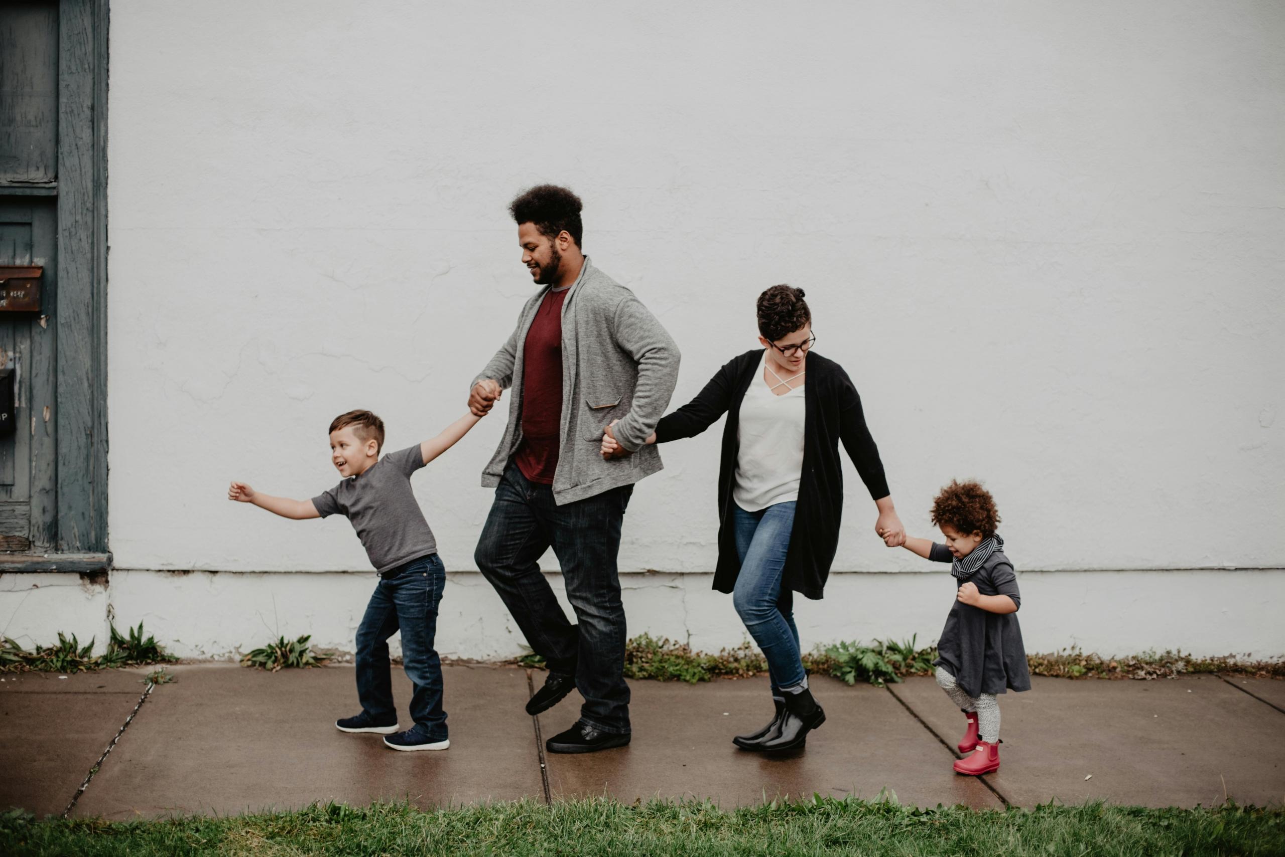 des parents et deux enfants qui marchent