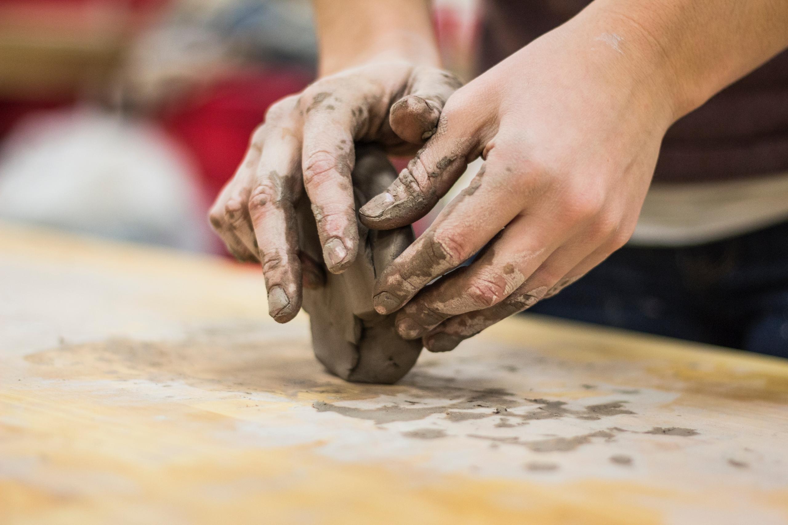 Des mains travaillant la terre au cours du contrat d'apprenti