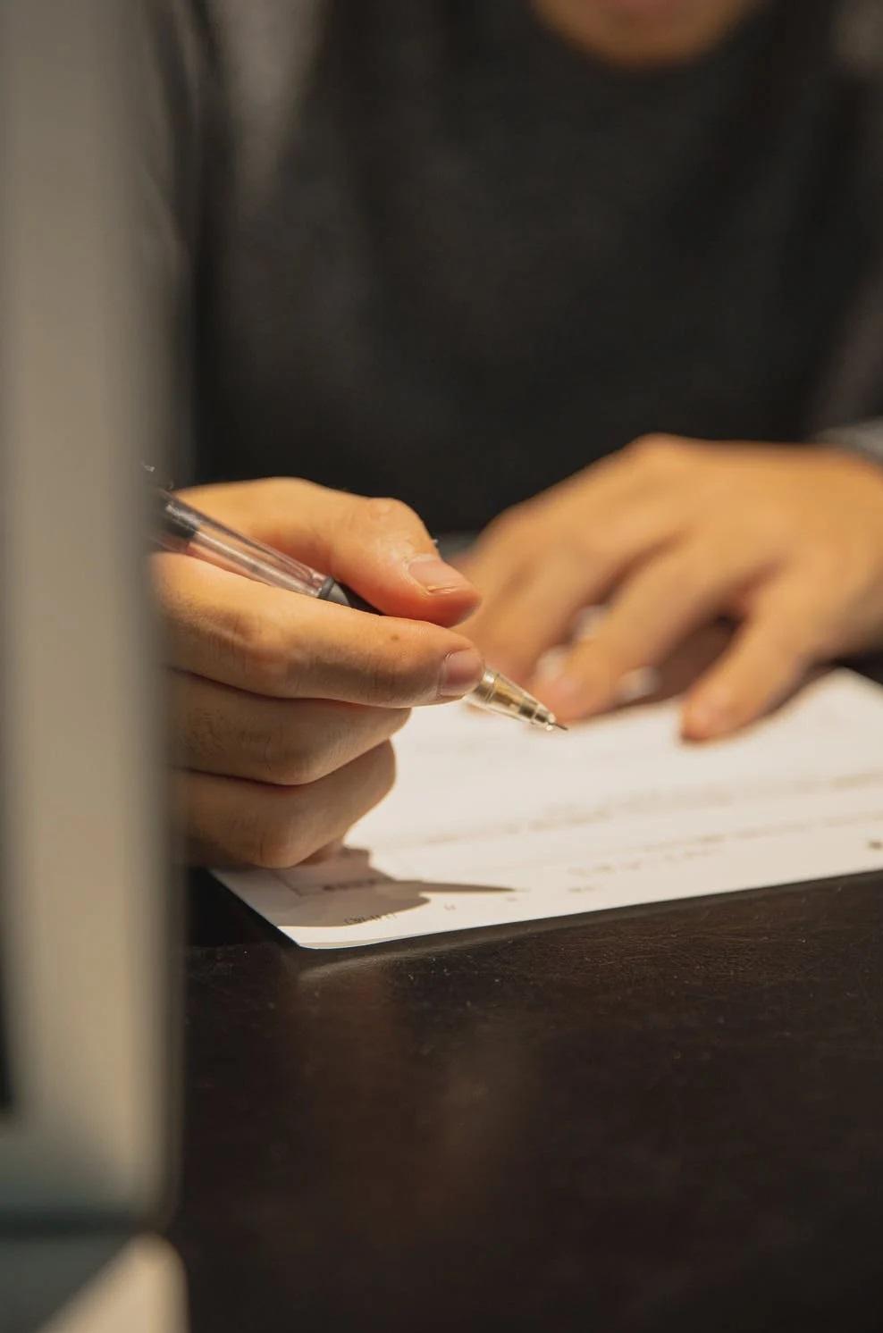 Un apprenti signe un contrat.