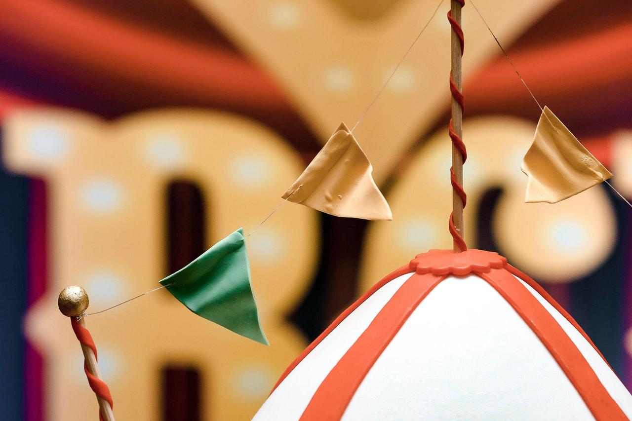 Chapiteau de cirque, d'où est originaire la pole dance.