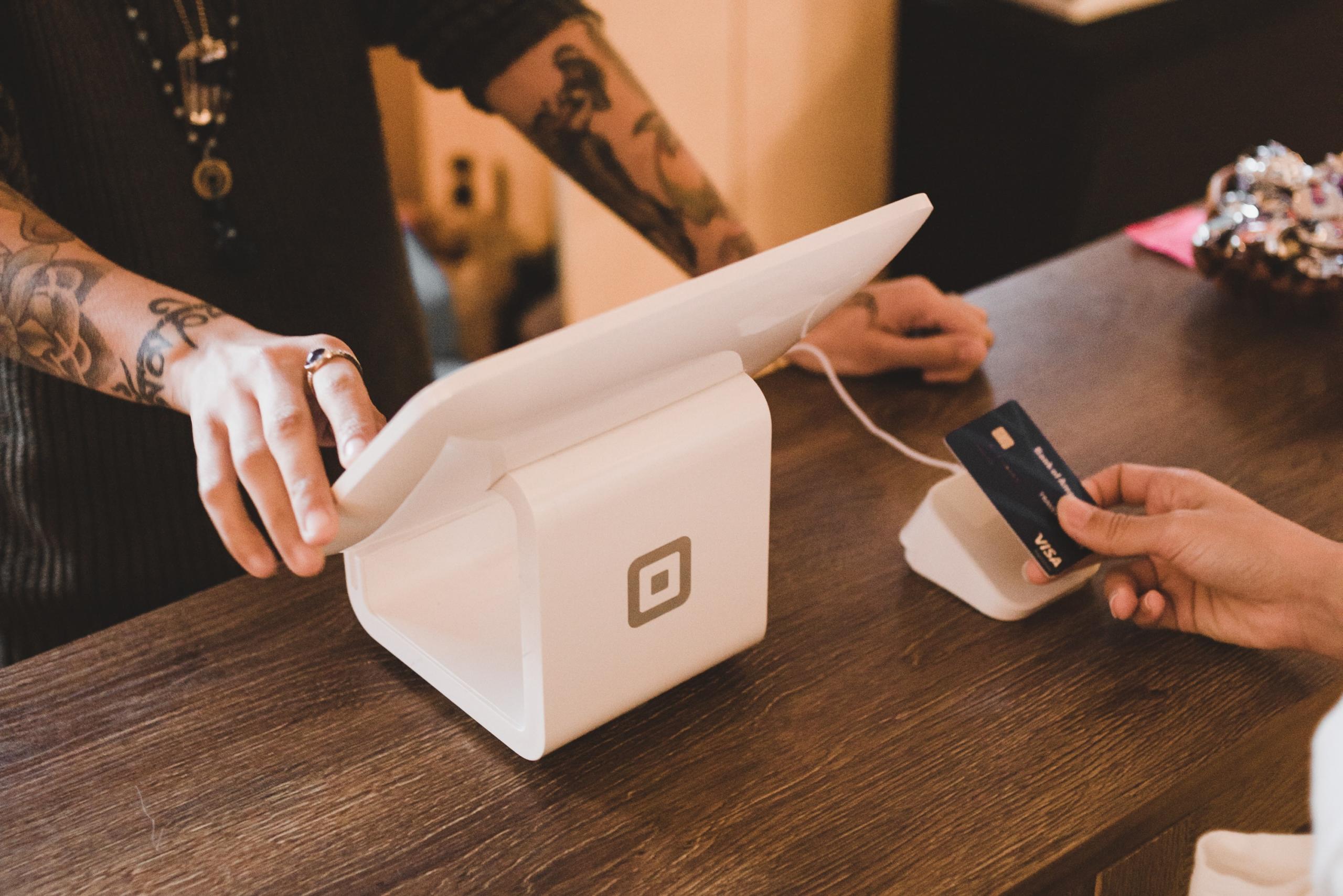 Un client paie par carte bancaire à un commerçant