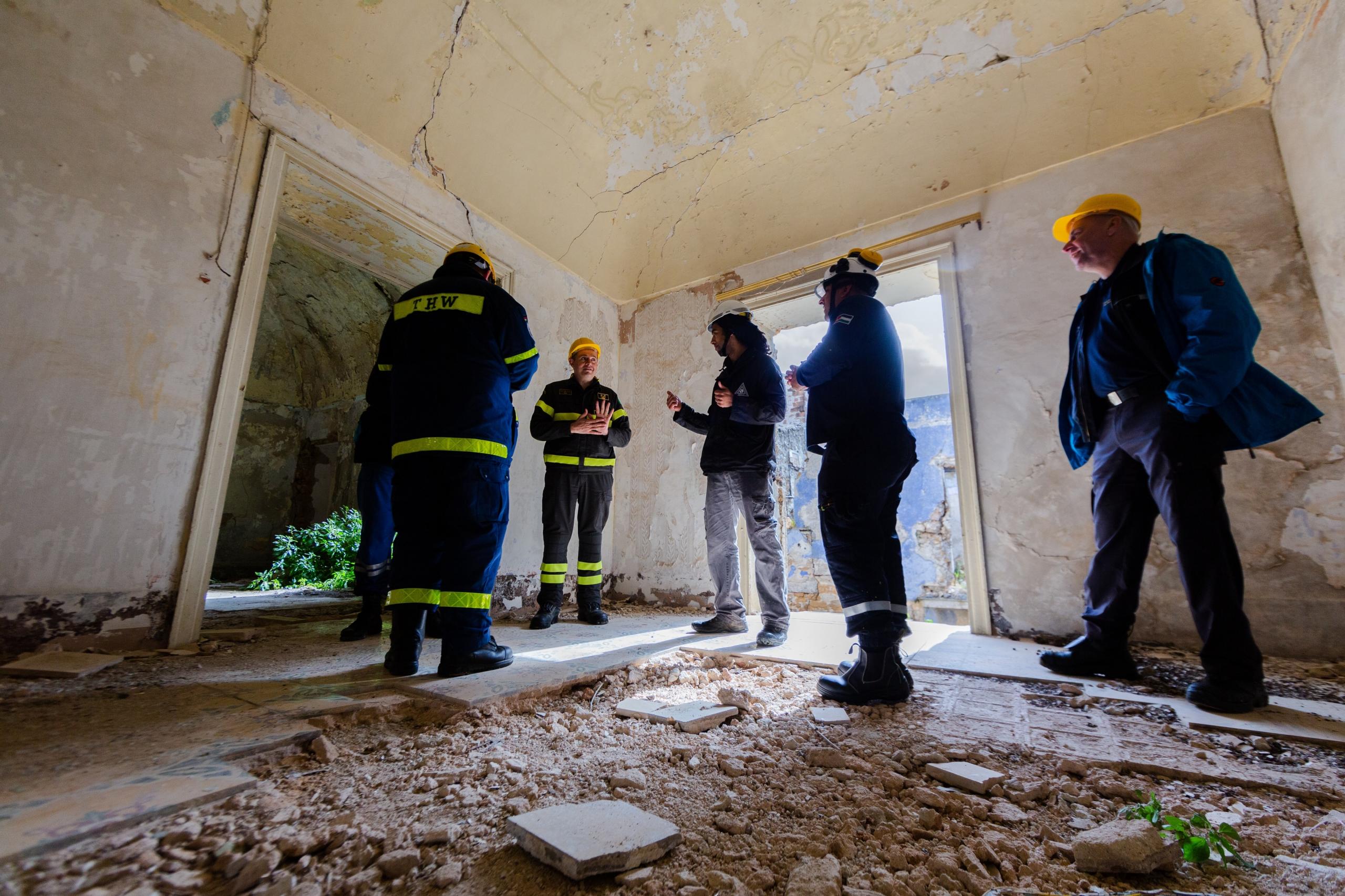 Une réunion de chantier dans les gravas