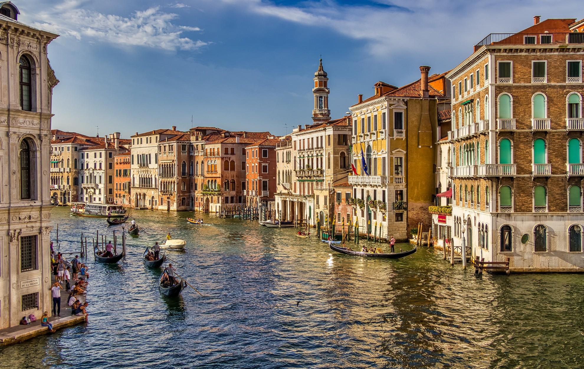 Le canal principal de Venise une journée d'été.