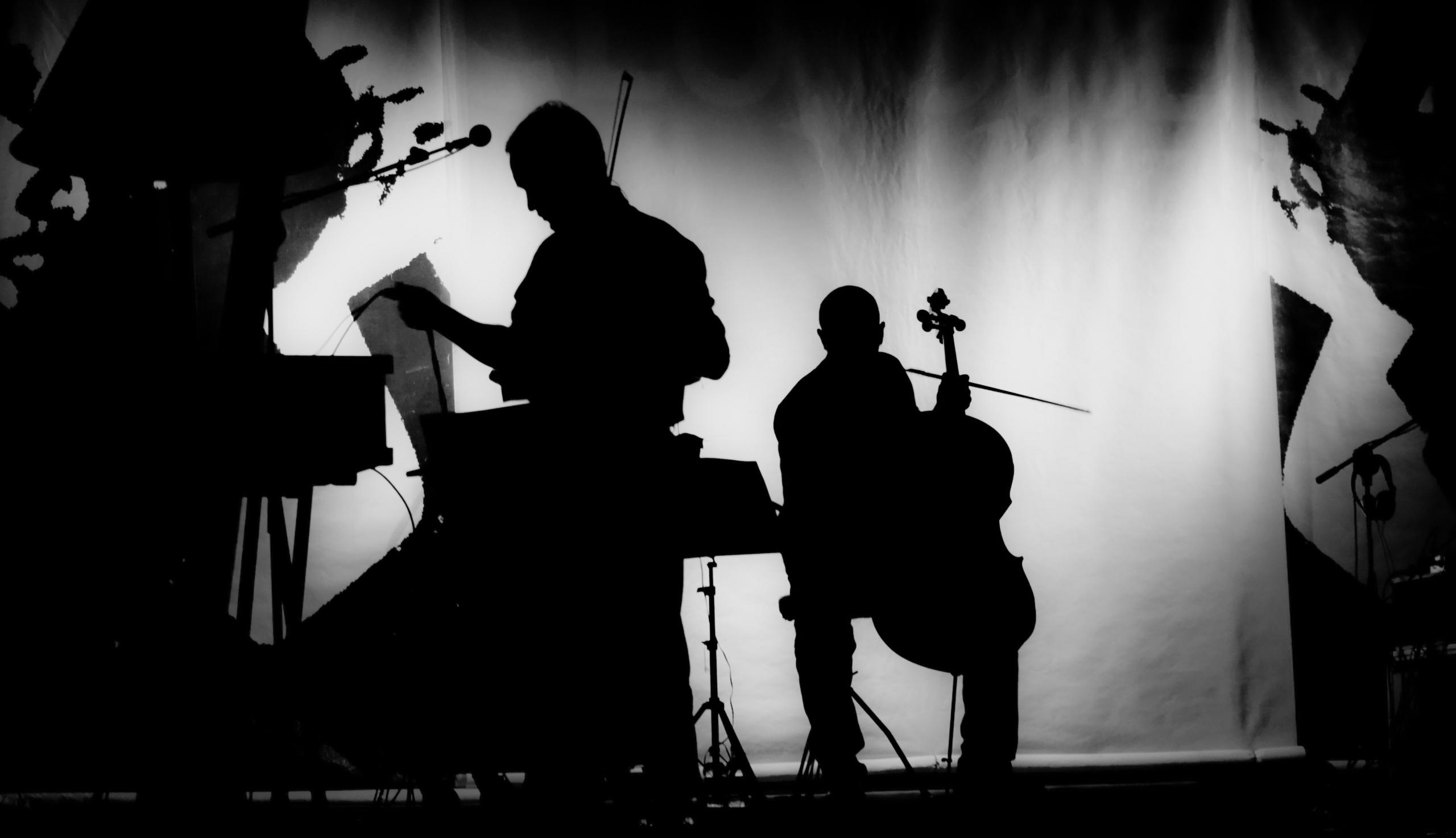 L'ombre d'un violoncelliste sur une scène
