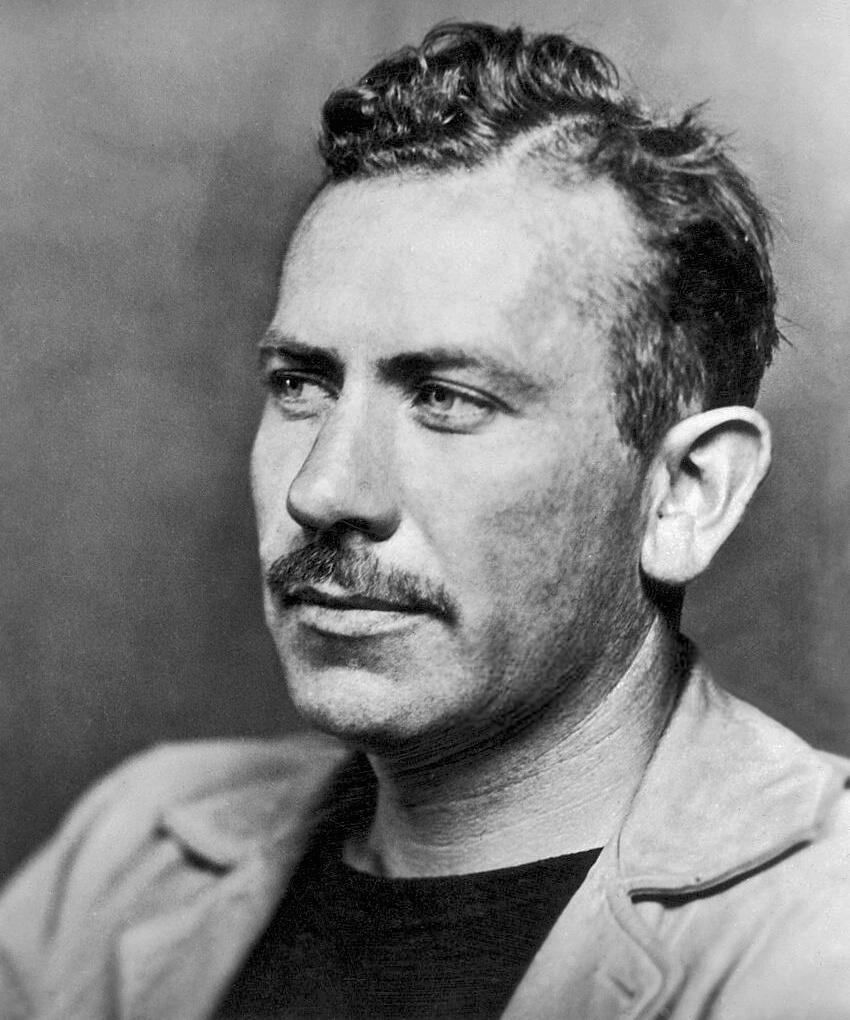 Photo de John Steinbeck (crédit : McFadden Publications, Inc.)
