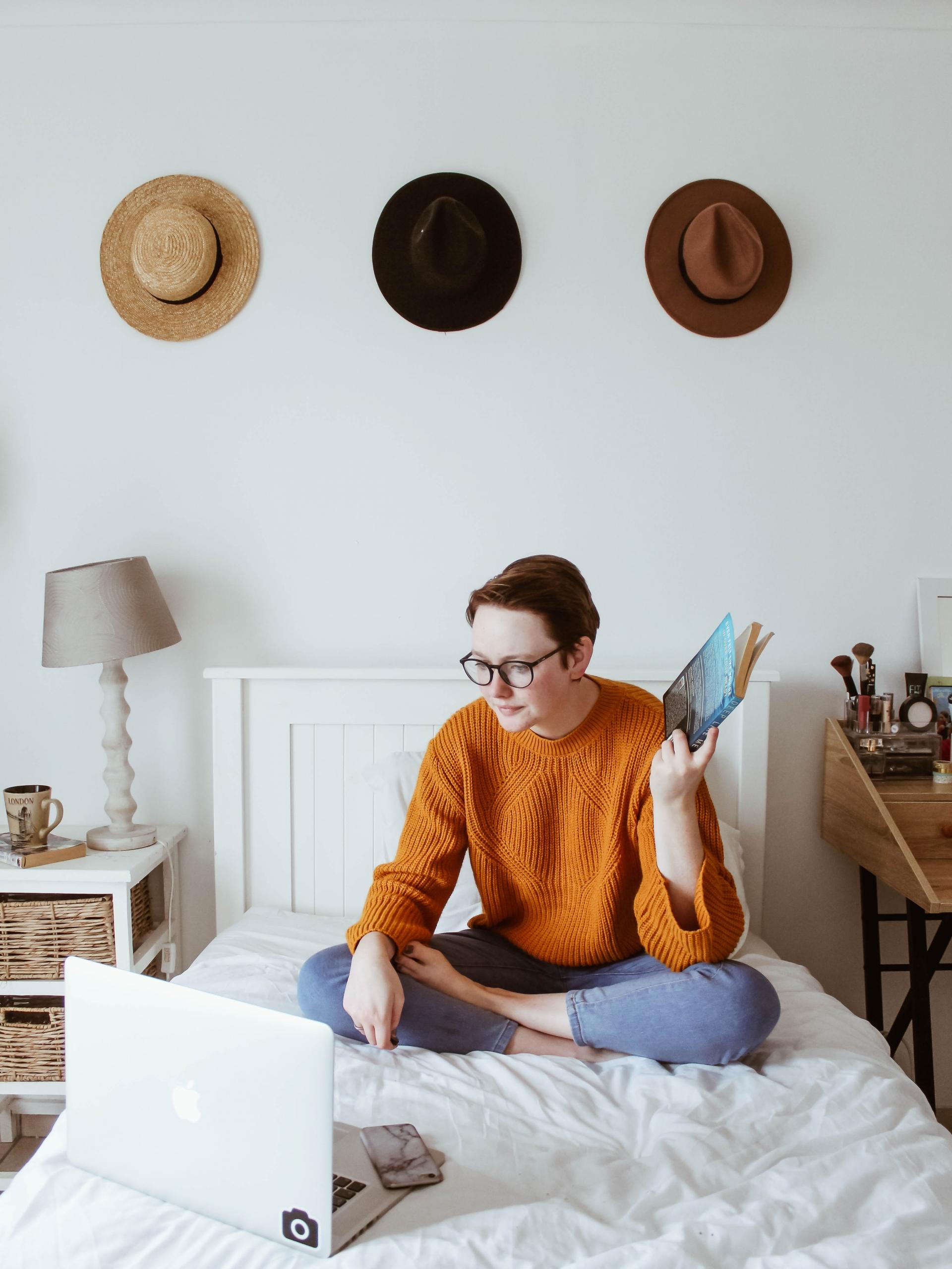 Une étudiante en BTS travaille sur son lit