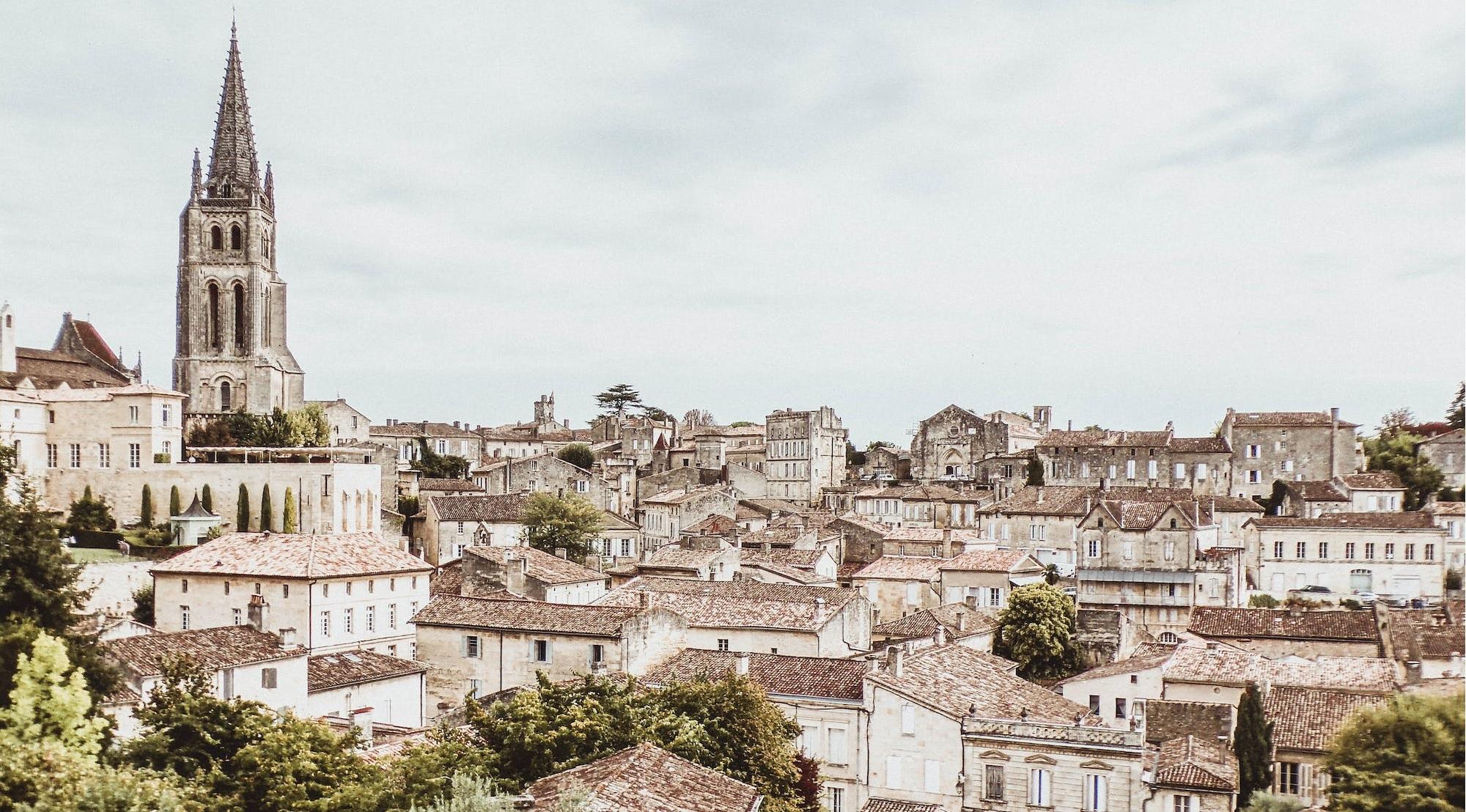 Vue sur une ville du sud de la France.