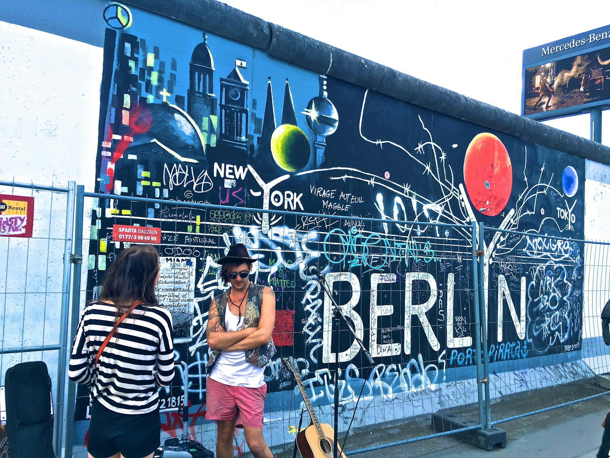 Des personnes visitent Berlin.